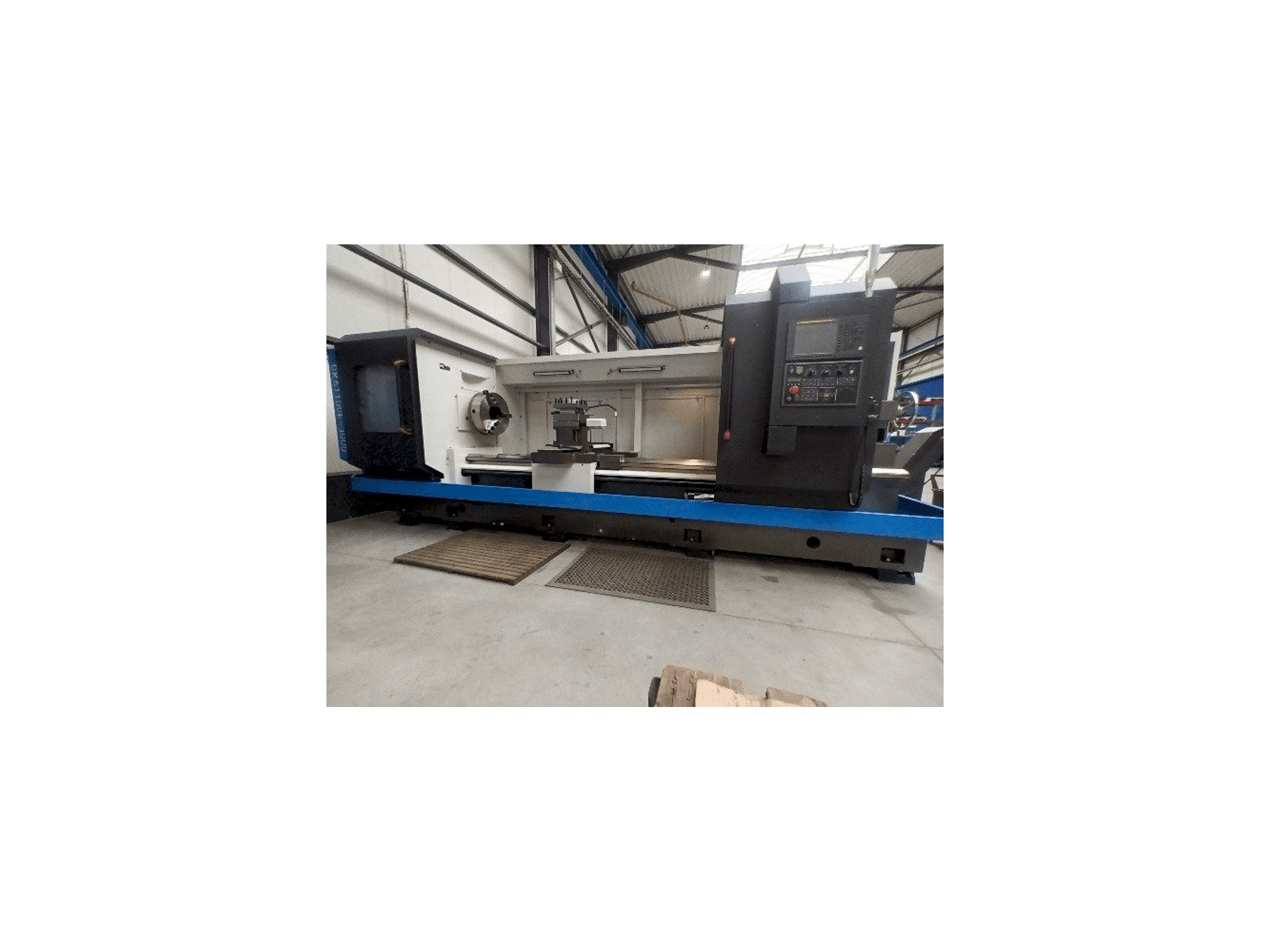 Frontansicht der Ningbo Oturn CK61100E-3000 Maschine