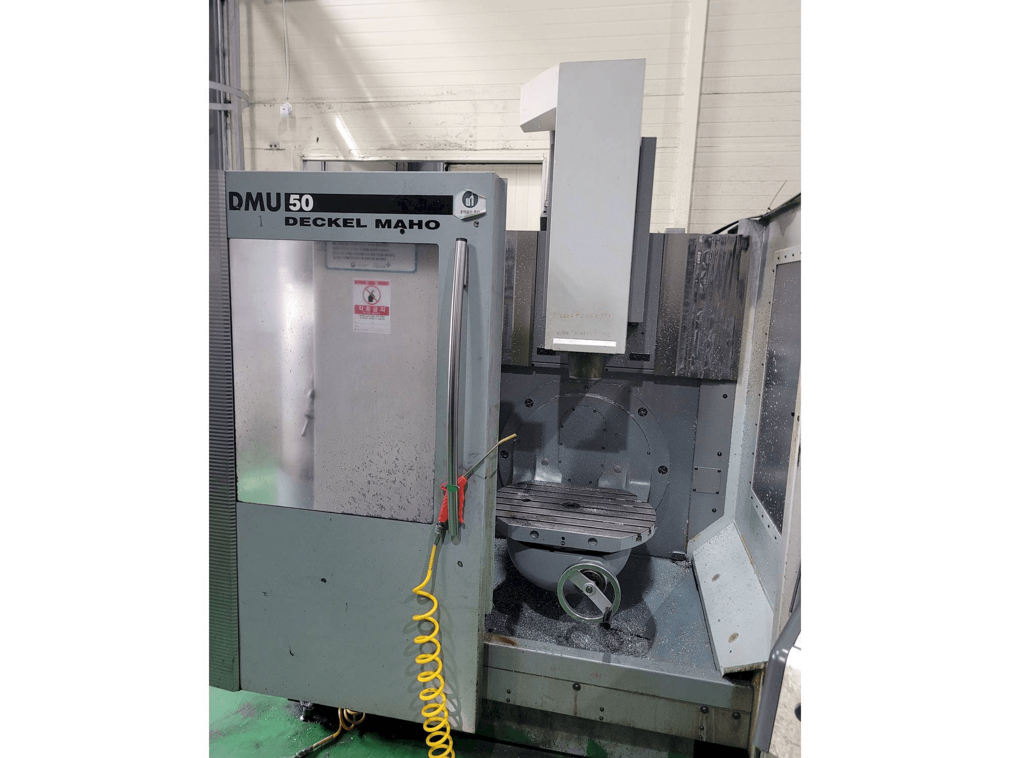 Frontansicht der DECKEL MAHO DMU 50 Maschine