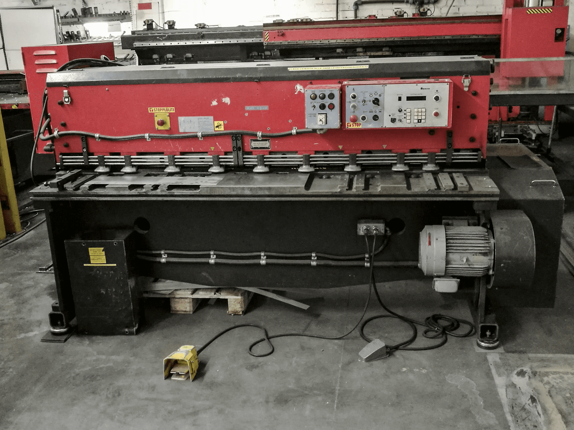 Frontansicht der AMADA M-2045 Maschine