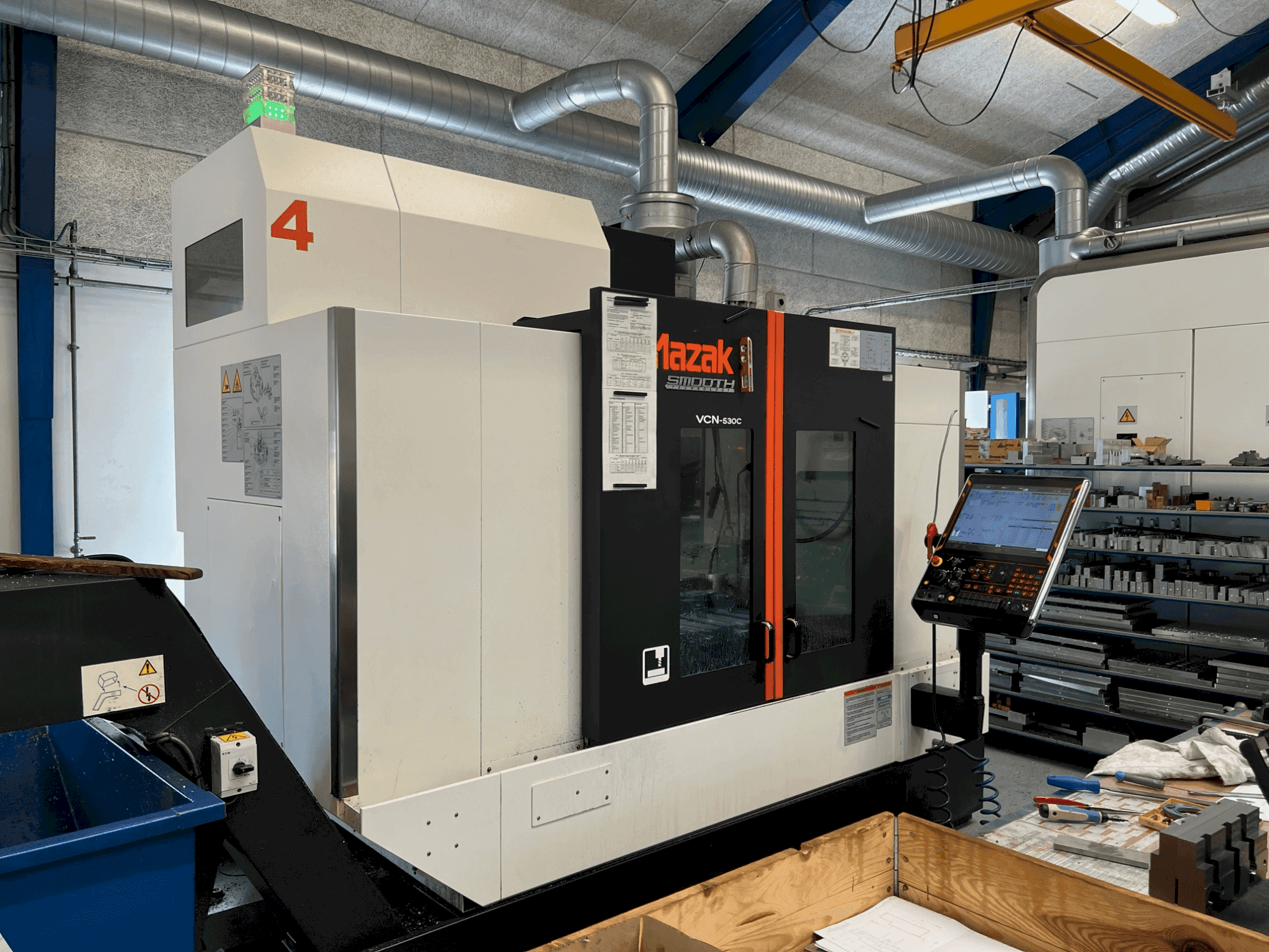 Frontansicht der Mazak VCN-530C Maschine