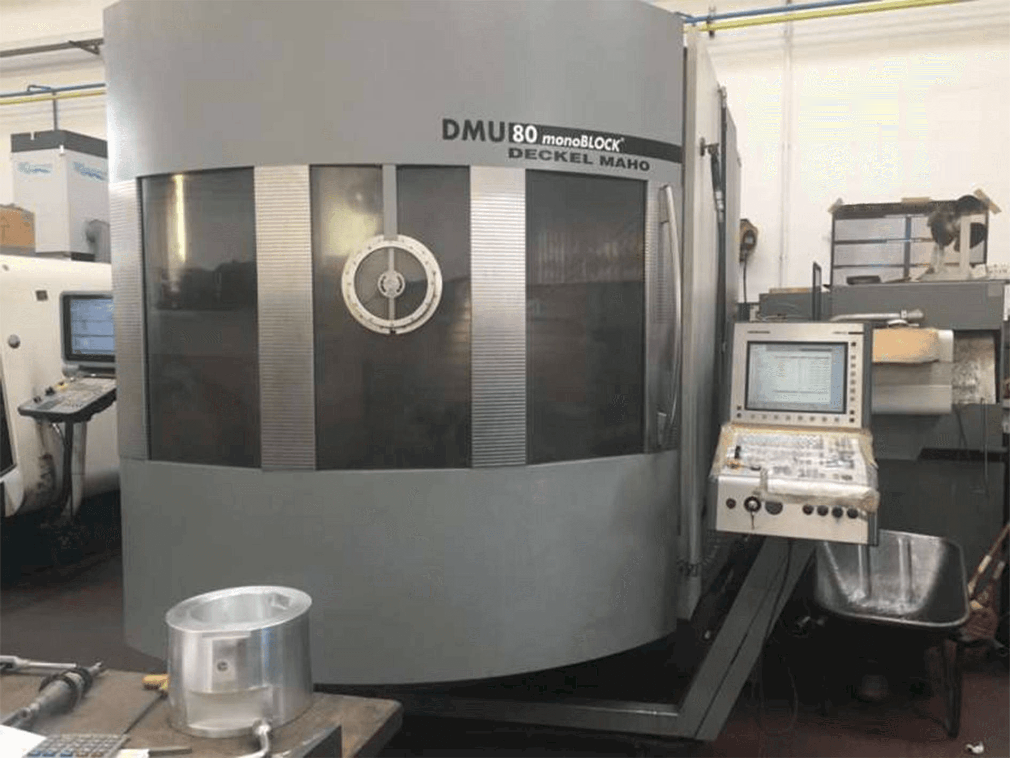 Frontansicht der DECKEL MAHO DMU 80 monoblock Maschine