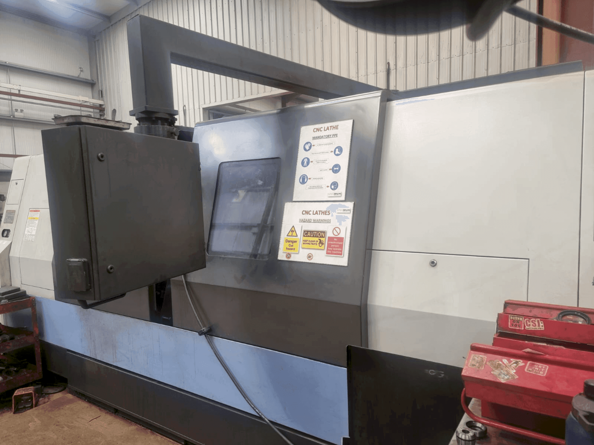 Frontansicht der DOOSAN Puma 400LM Maschine