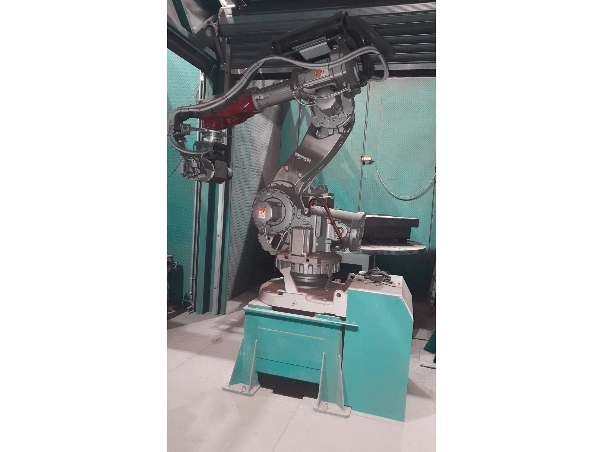 Frontansicht der ABB IRB 7600 Maschine