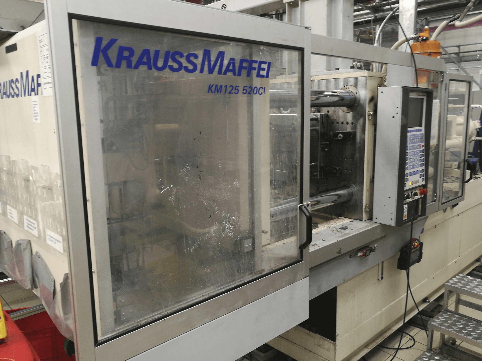 Frontansicht der Krauss Maffei KM 125-520 C1 Maschine