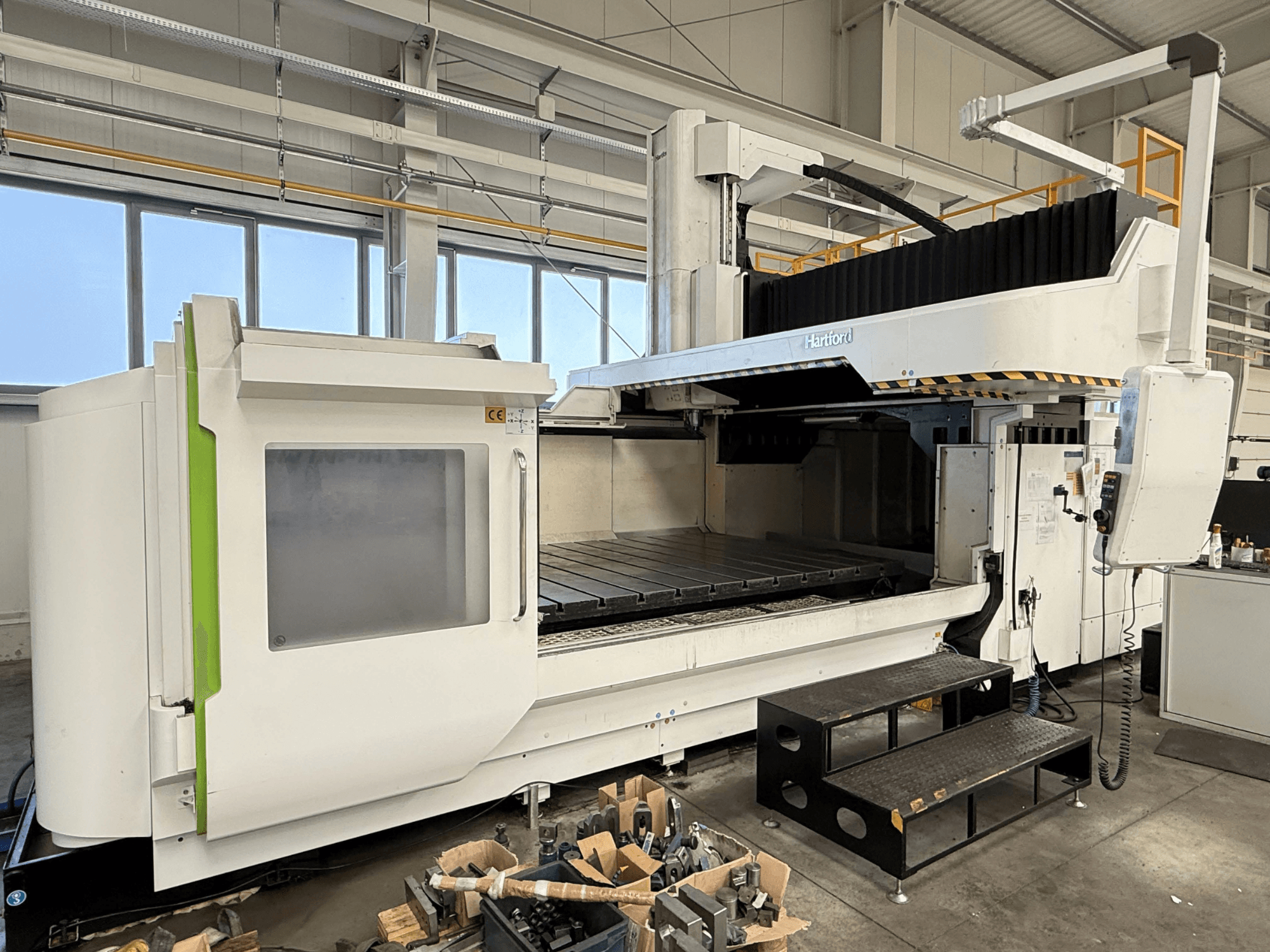 Vorderansicht der Hartford HSA-323 Portalfräsmaschine mit ihrem großen Arbeitsbereich und der Steuerkonsole.
