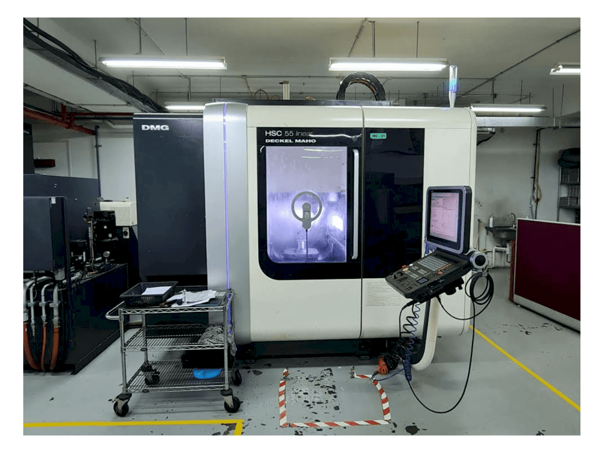 Frontansicht der DECKEL MAHO HSC 55 linear Maschine