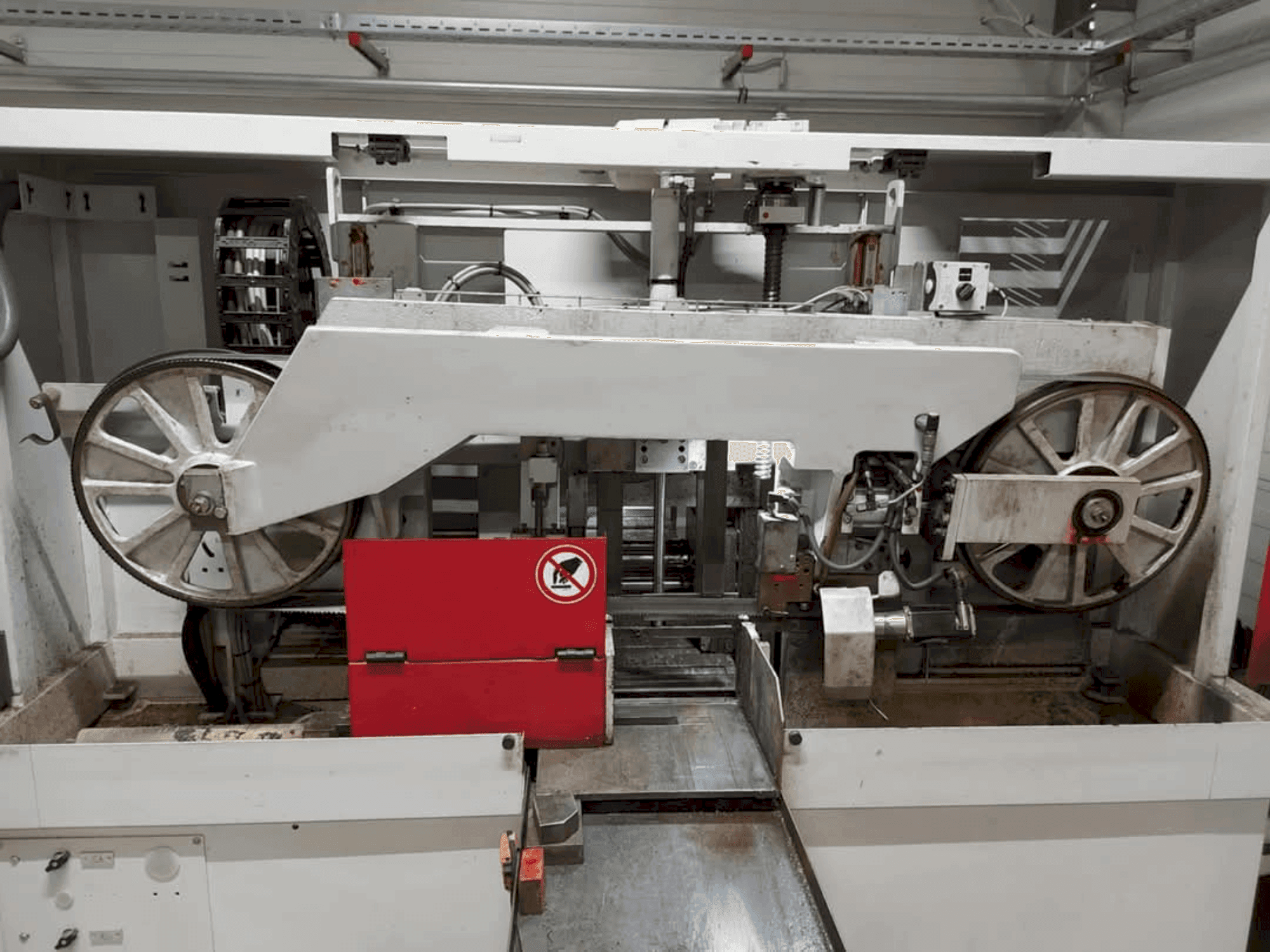 Frontansicht der Behringer HBE 321-A Maschine