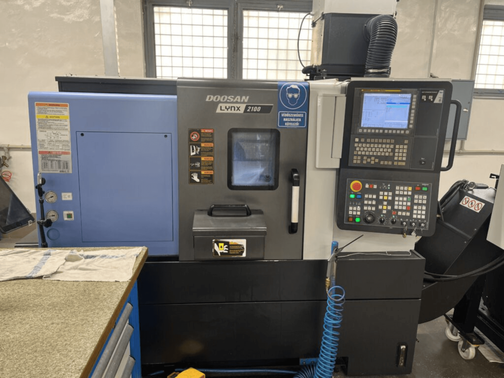 DOOSAN Lynx 2100A Horizontal-Drehmaschine, Frontansicht mit Bedienfeld, Benutzeroberfläche und Maschinenfunktionen.