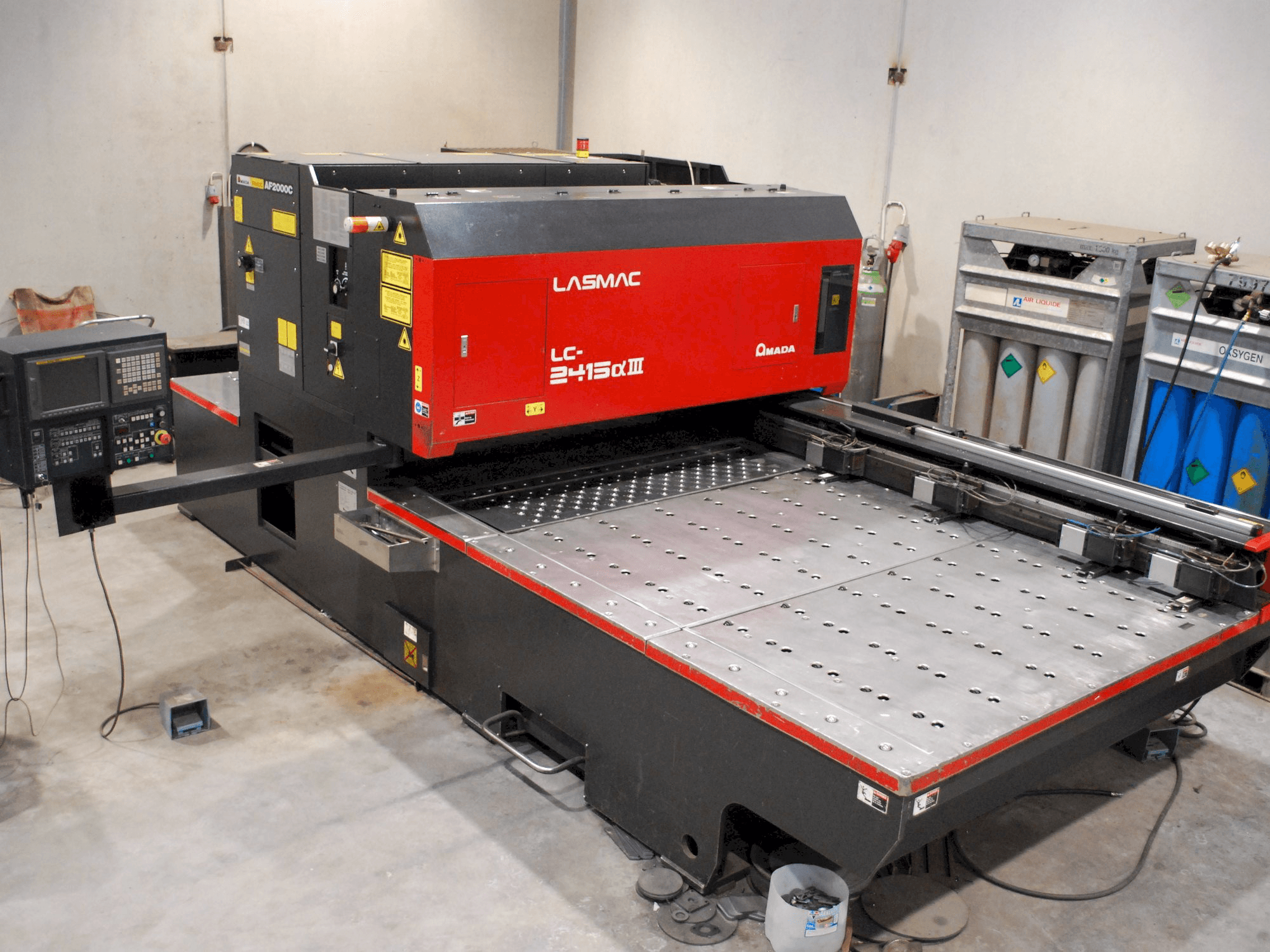 Frontansicht der AMADA LC 2415 Alpha III Maschine