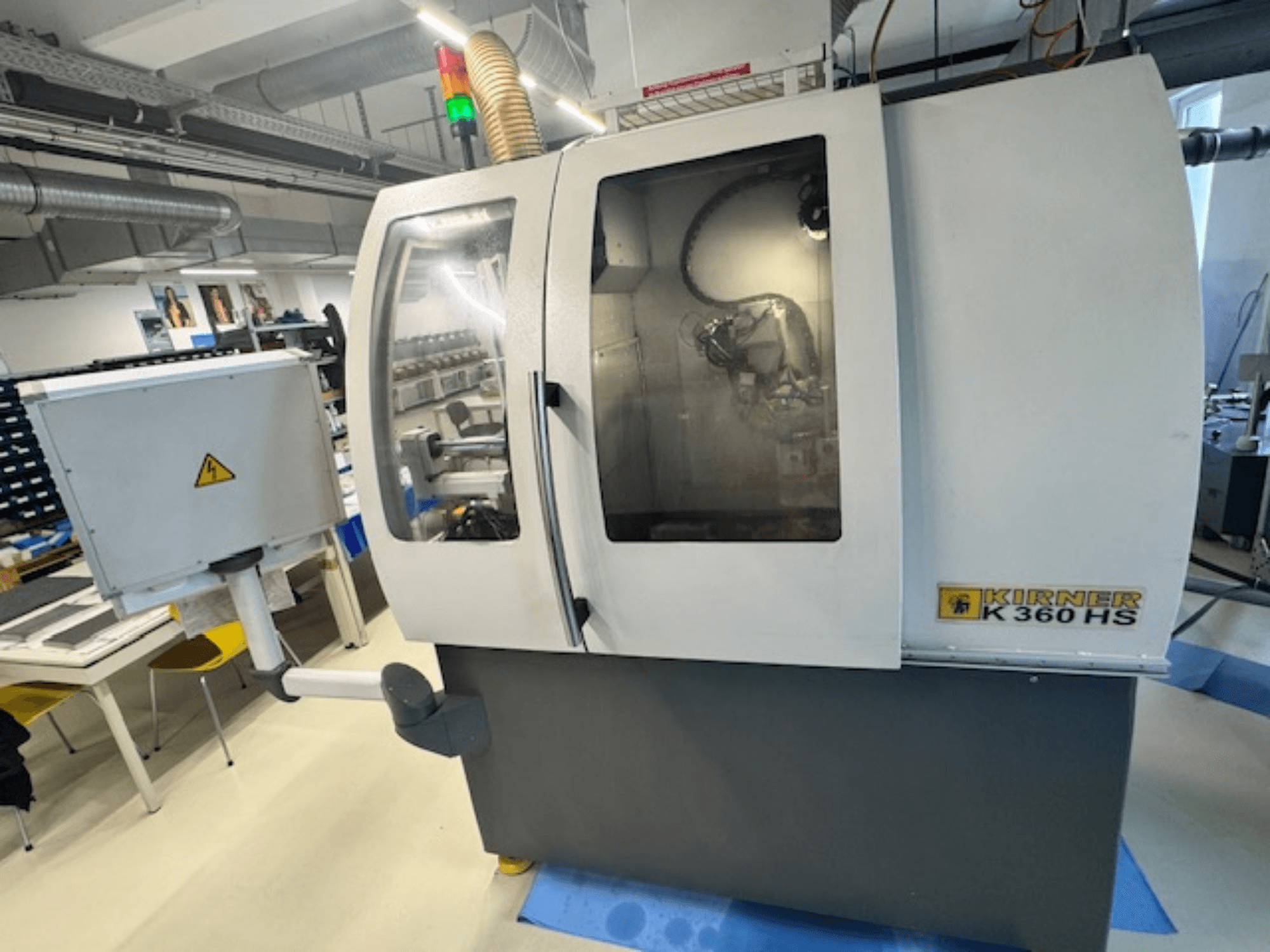 Rundschleifmaschine KIRNER K 360 HS, Frontansicht mit Bedienfeld und transparenter Schutzverkleidung.