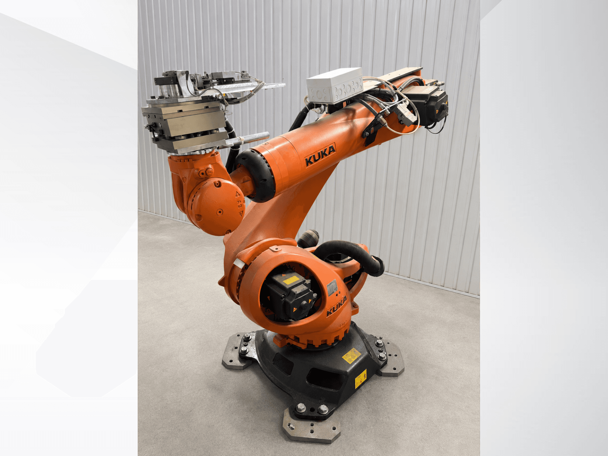 KUKA KR 90 R3100 – zusätzlicher Roboterarm in Orange, Seitenansicht, mit Darstellung der Gelenke, der Steuerung und des Werkzeugaufsatzes am Endeffektor.