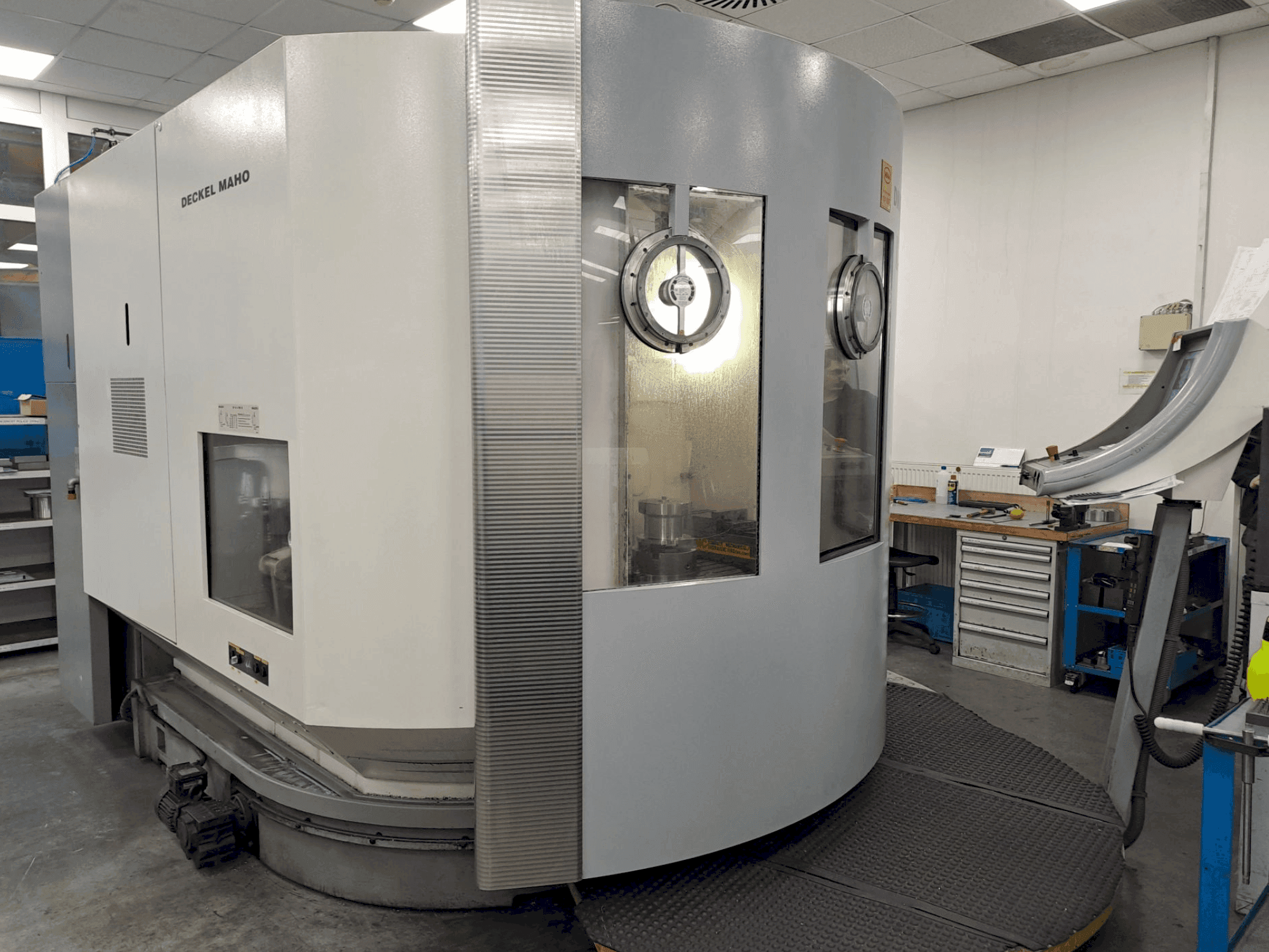 Frontansicht der DECKEL MAHO DMU 100T Maschine