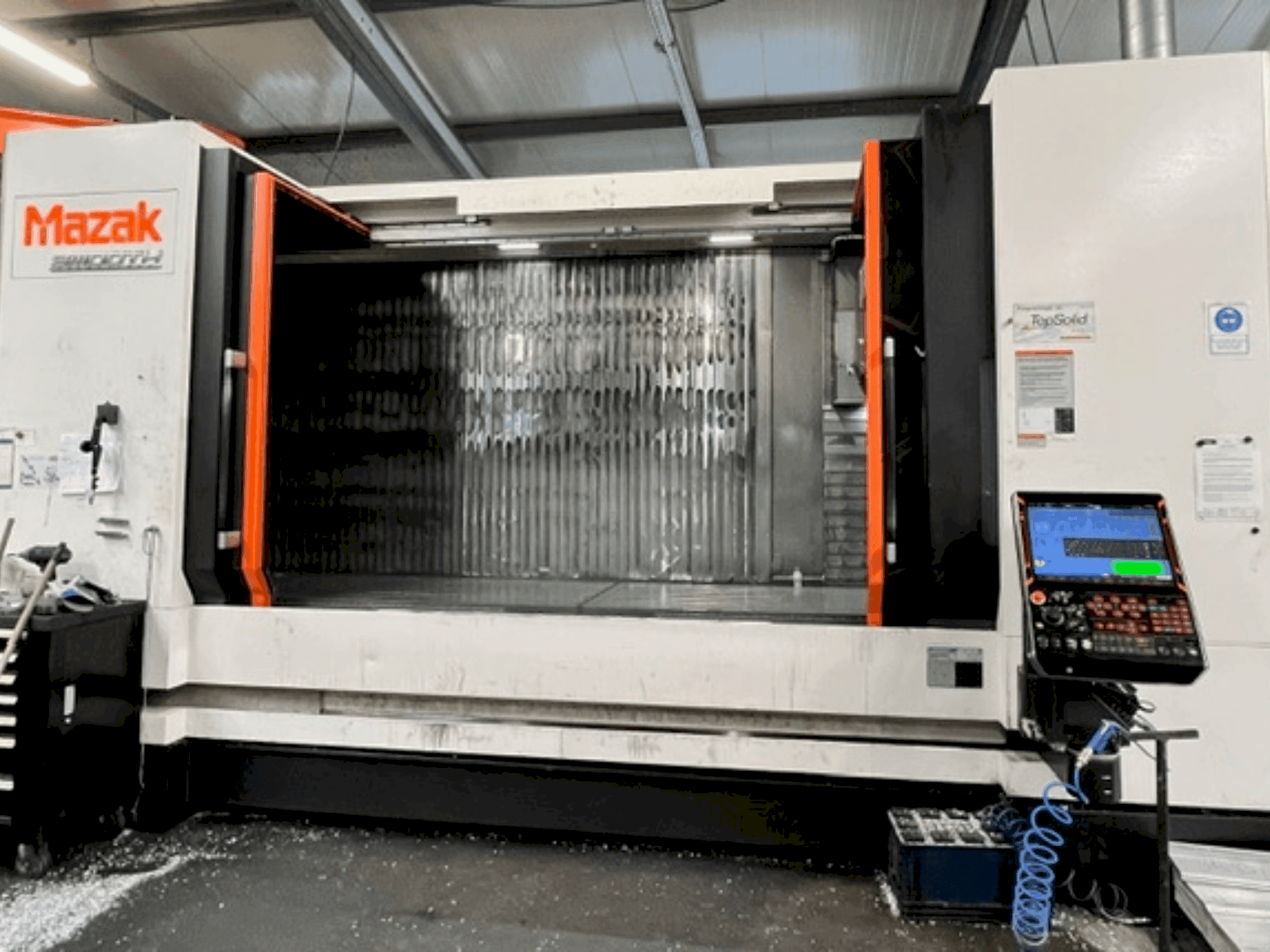 Frontansicht der Mazak VTC 800 Maschine