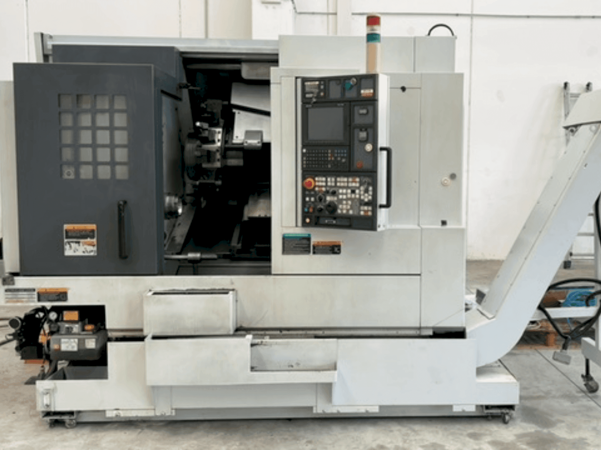 Frontansicht der MORI SEIKI NL 2000Y/500 Maschine