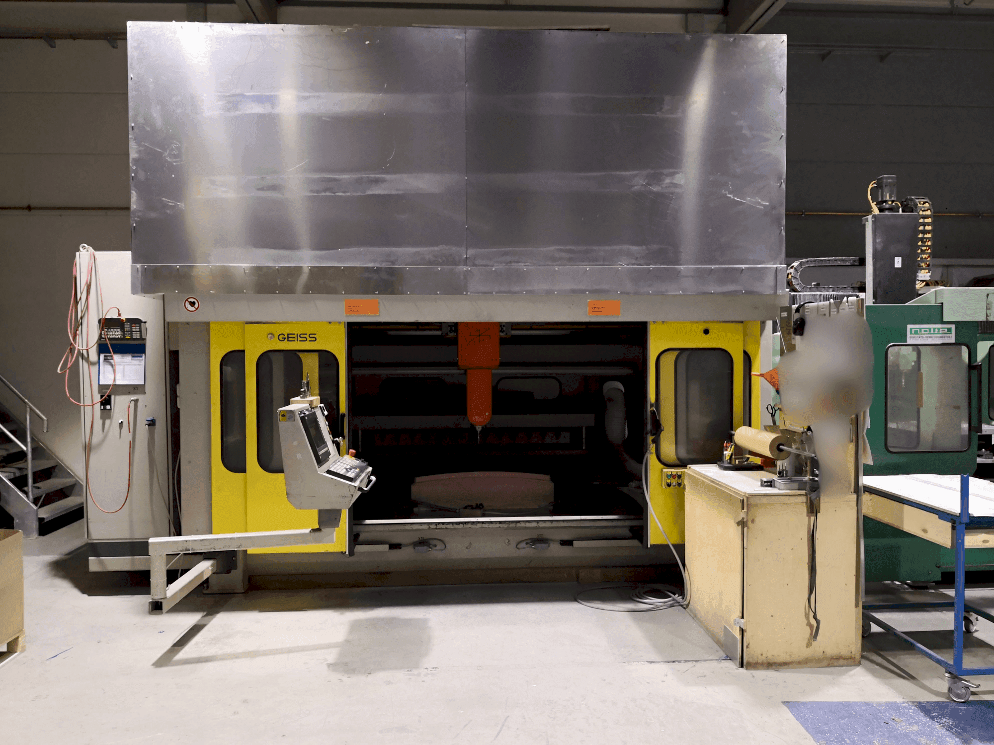 Frontansicht der GEISS FZ 2000 x 1000 Maschine