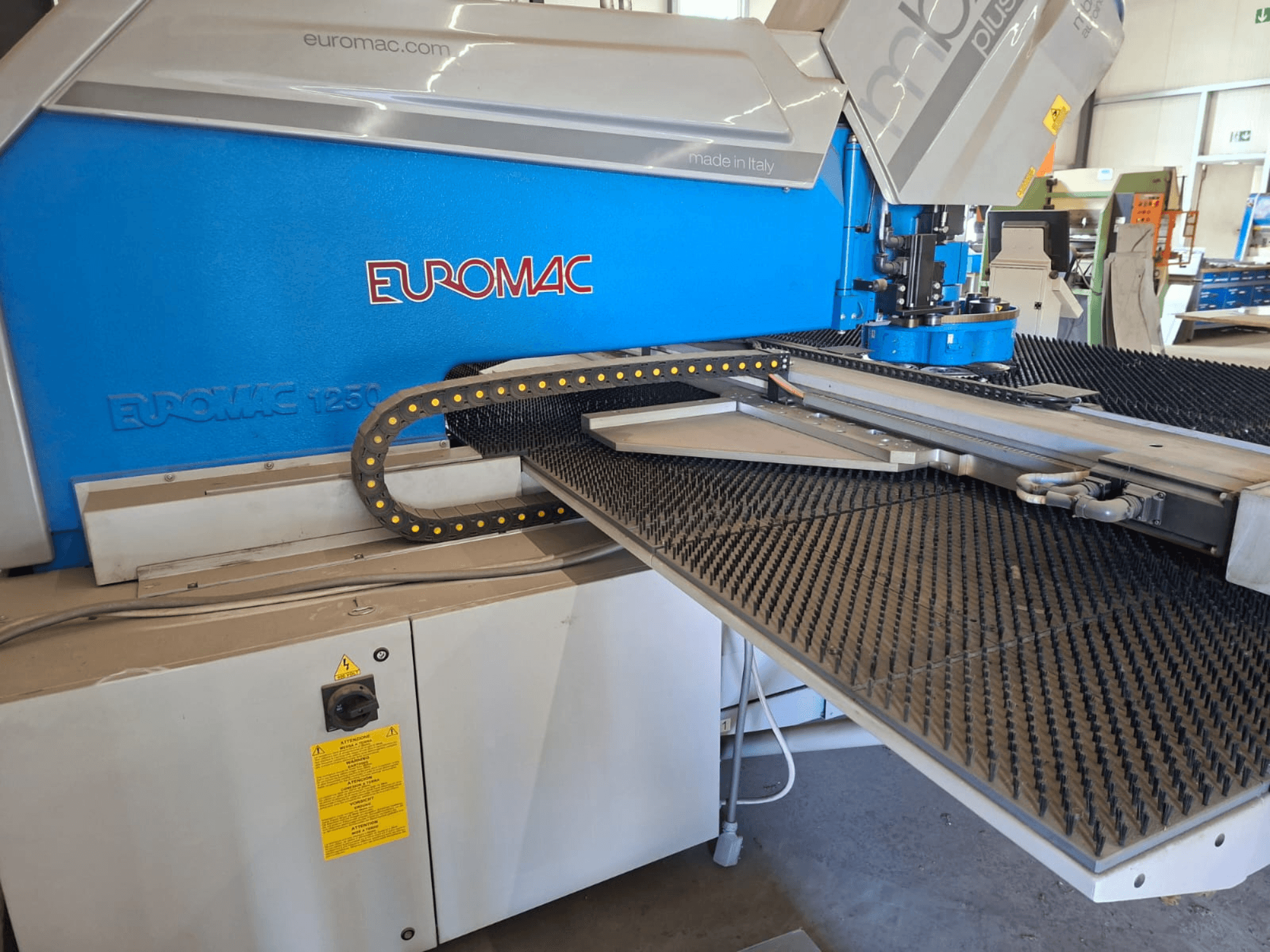 CNC-Stanzmaschine Euromac MBX 6 Plus 1250/30-2250, Frontansicht mit Bedienfeld und schwarzer Gummiauflage.