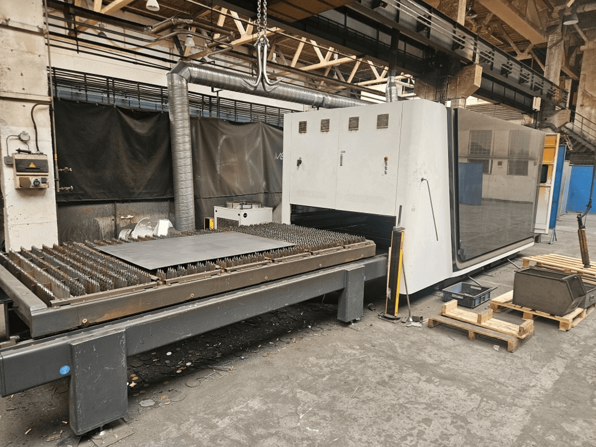 Die Faserlaserschneidemaschine Bodor P3-G3 von vorne gesehen, mit dem Schneidetisch und dem Bedienfeld.