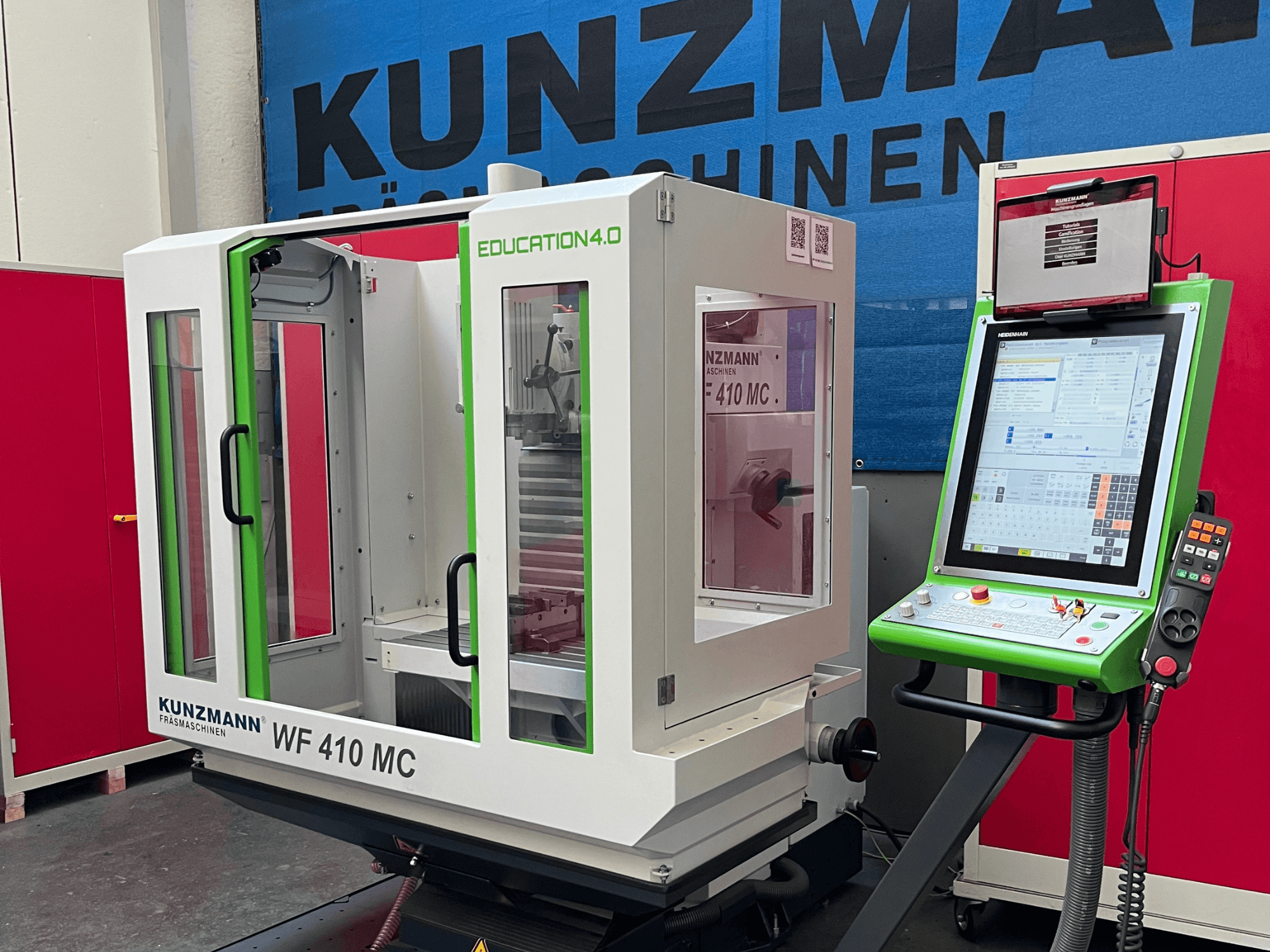 Das Universal-Bearbeitungszentrum KUNZMANN WF 410 MC in der Vorderansicht mit grünen Akzenten, transparenten Türen und Bedienfeld.