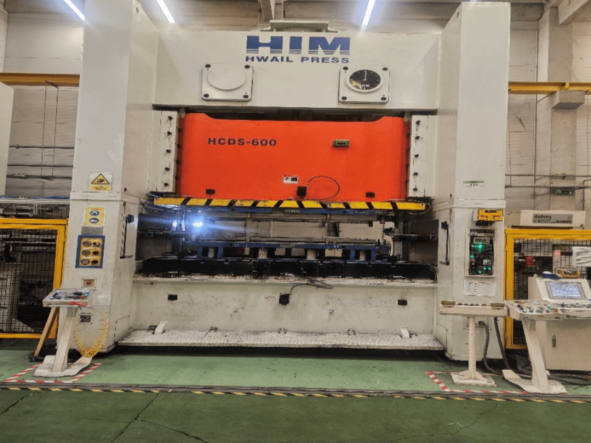 HIM HWAIL PRESS HCDS-600 mechanische Stanzpresse – Vorderansicht mit orangefarbener Pressplatte und Bedienfeld.