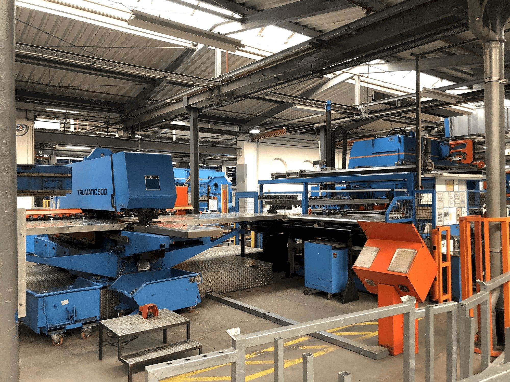 Frontansicht der Trumpf TC 500 Maschine