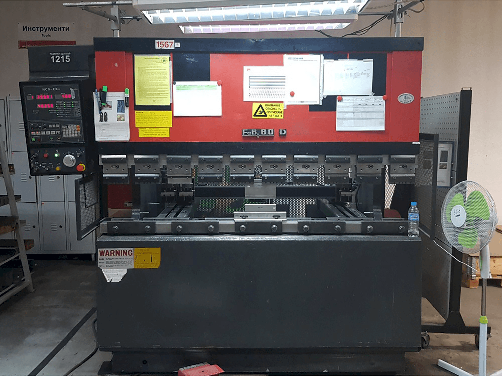 Frontansicht der AMADA FBD 8020E Maschine