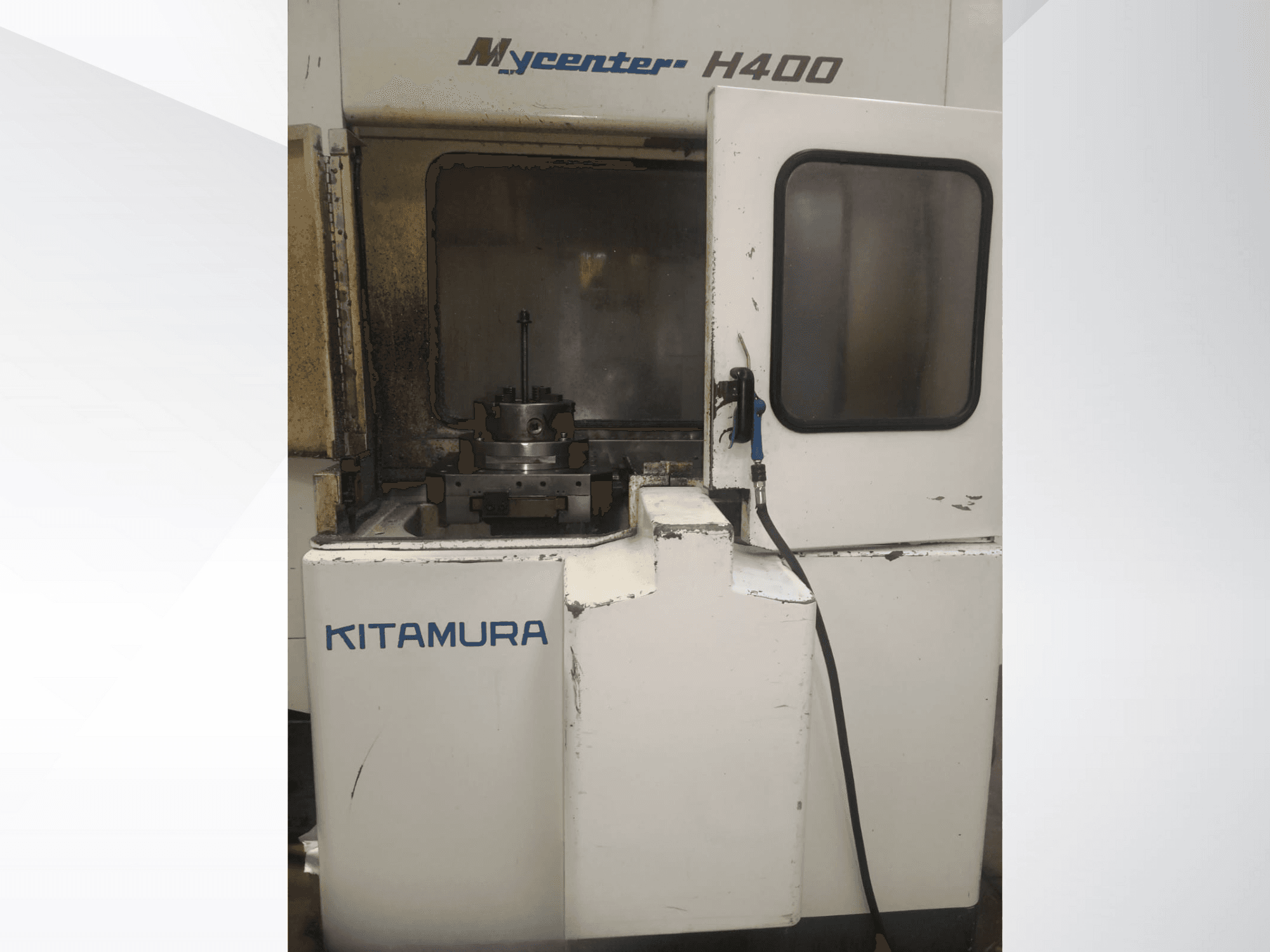 Kitamura Mycenter H400 CNC-Maschine, Vorderansicht, mit sichtbarem Arbeitsbereich und Bedienfeld, mit Gebrauchsspuren.