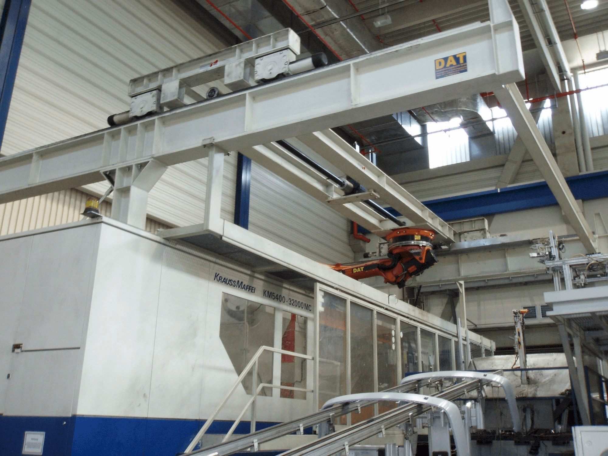 Frontansicht der Krauss Maffei 5400-32000 MC Maschine