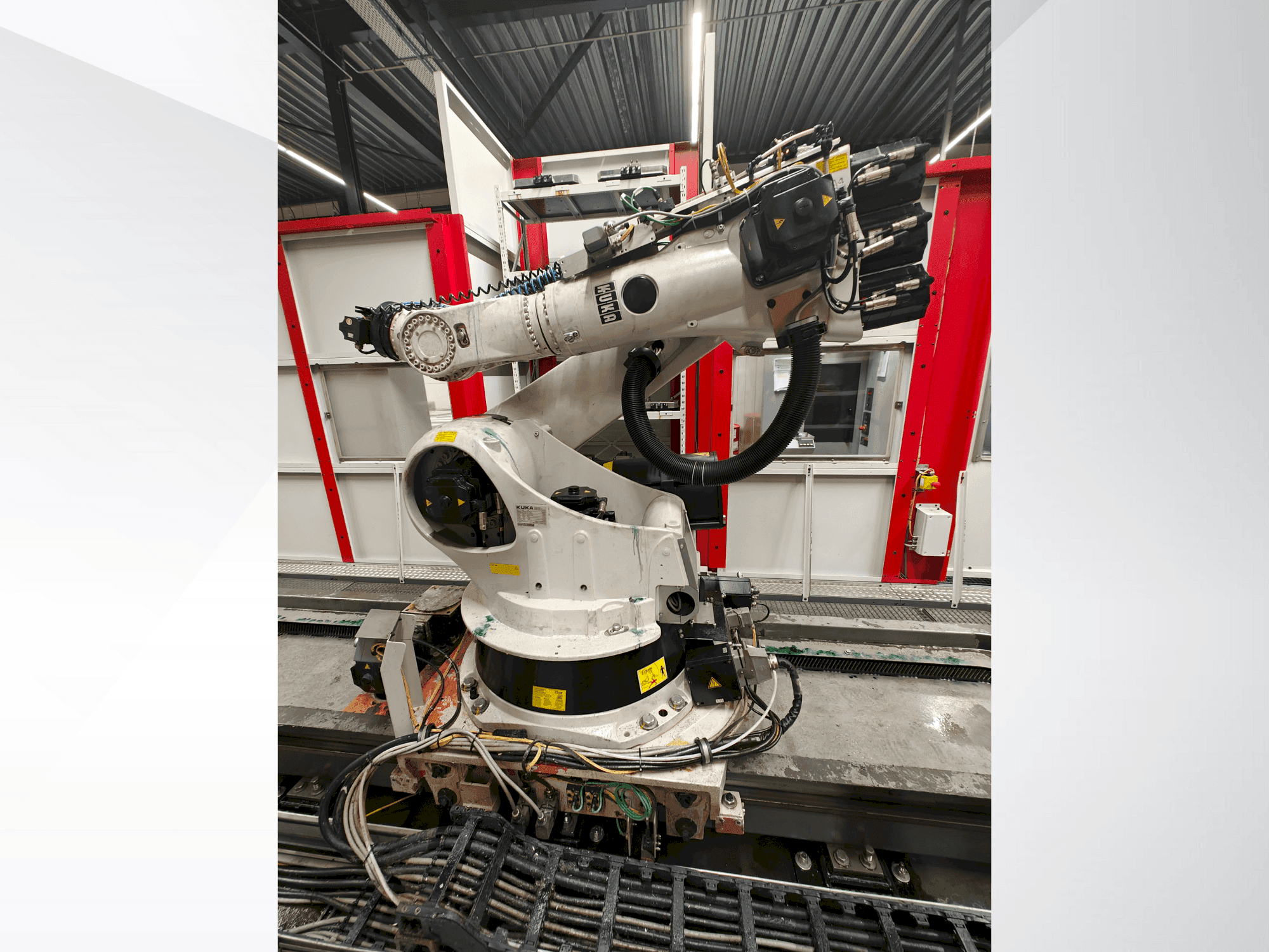 Frontansicht der KUKA KR 270-2 Maschine