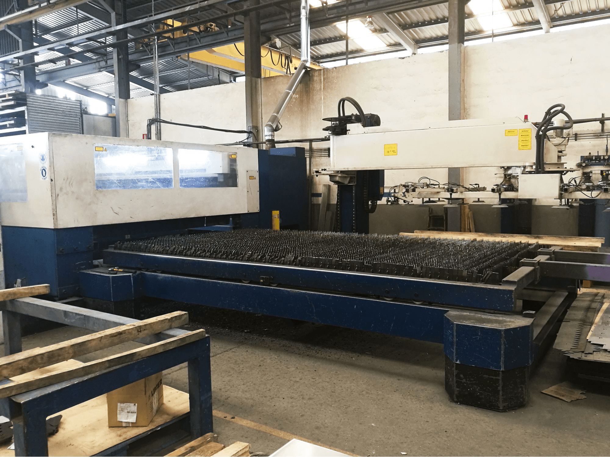 Linke Ansicht der Trumpf Trumatic L4030 Maschine