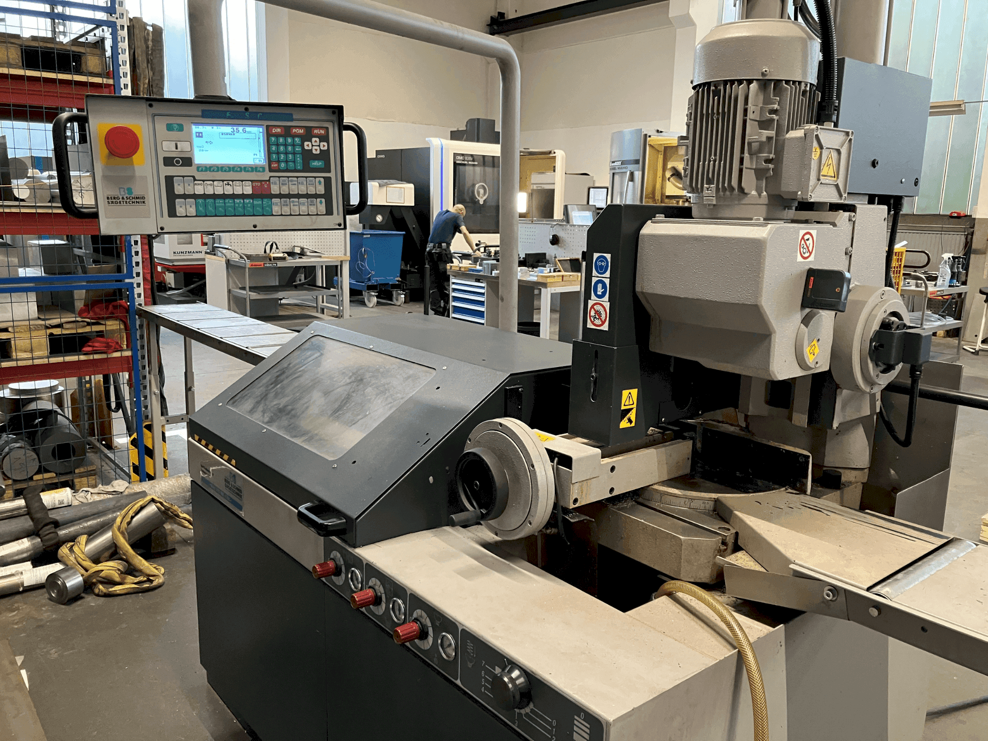 Rechte Ansicht der BERG & SCHMID VKS 370 VA Maschine