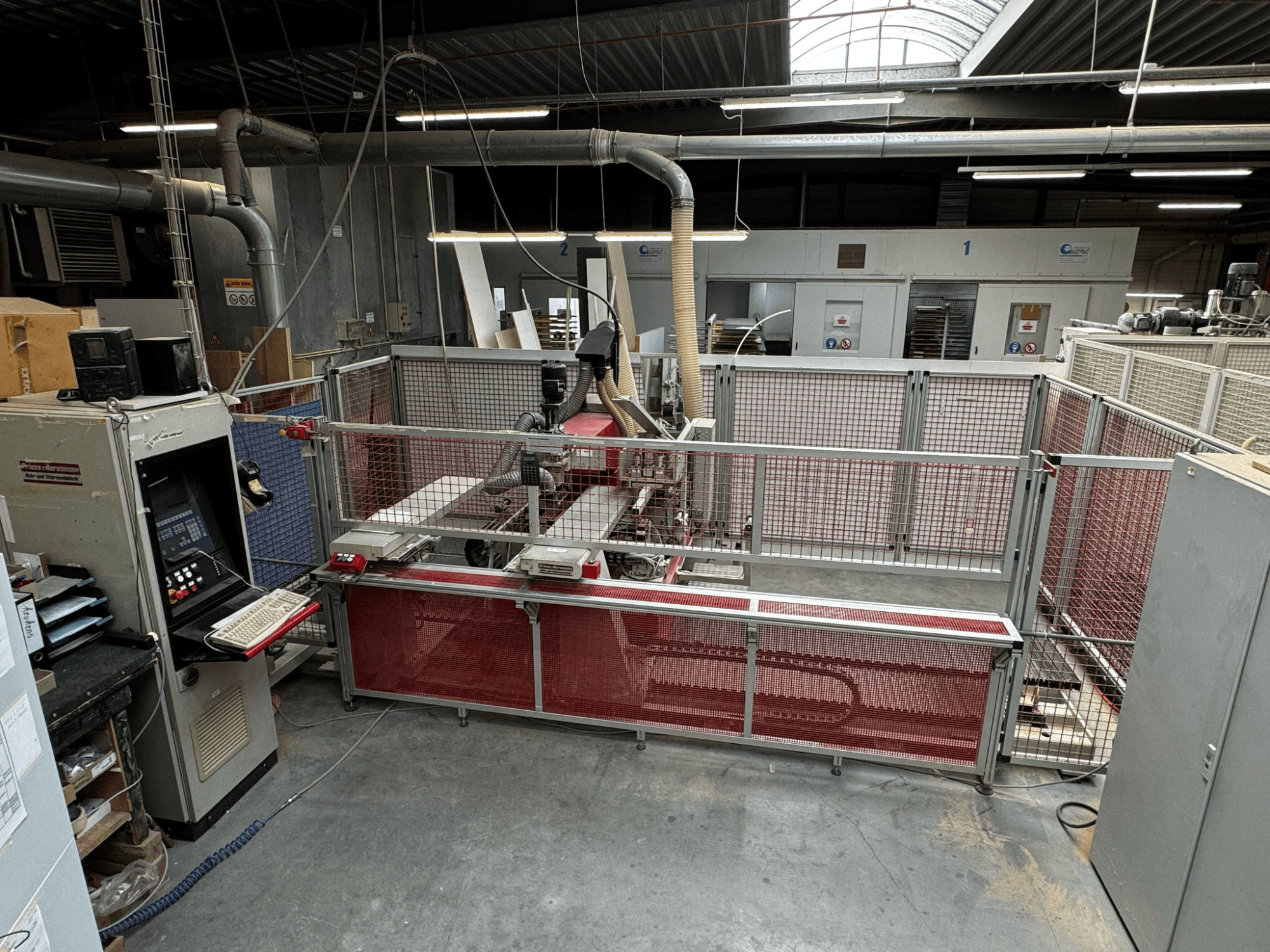 Mehrspindel-Bohrmaschine BAT-III-CNC von PREISS U HORTSTMANN, von oben gesehen, mit Bedienfeld und Schutzzäunen.