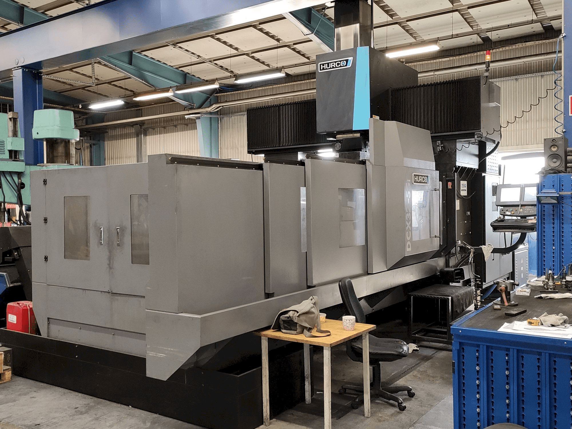 Frontansicht der Hurco DCX32-5Si Maschine