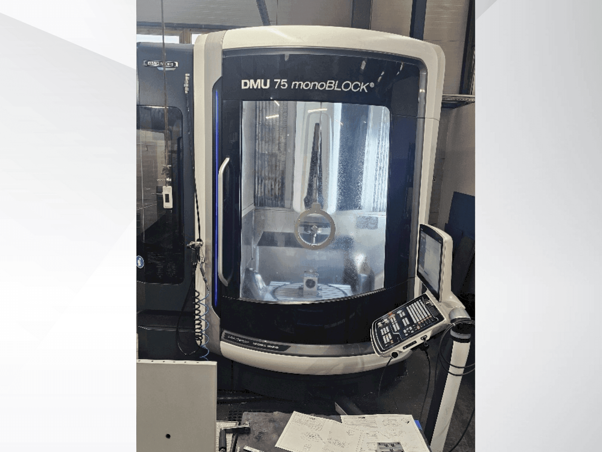 Frontansicht der DMG MORI DMU 75 monoBlock Maschine