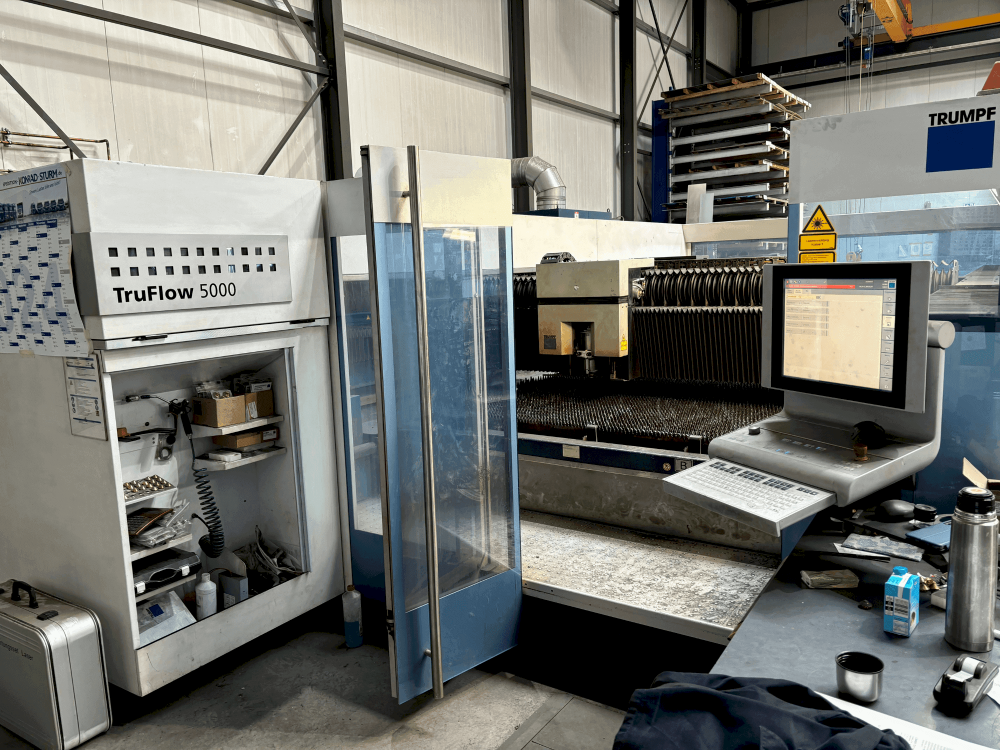 Frontansicht der TRUMPF TruLaser 3040 Maschine