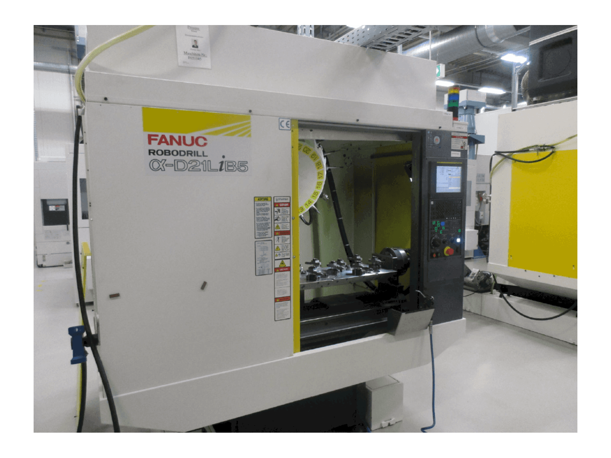 Frontansicht der FANUC ROBODRILL Alpha D21LiB5 Maschine
