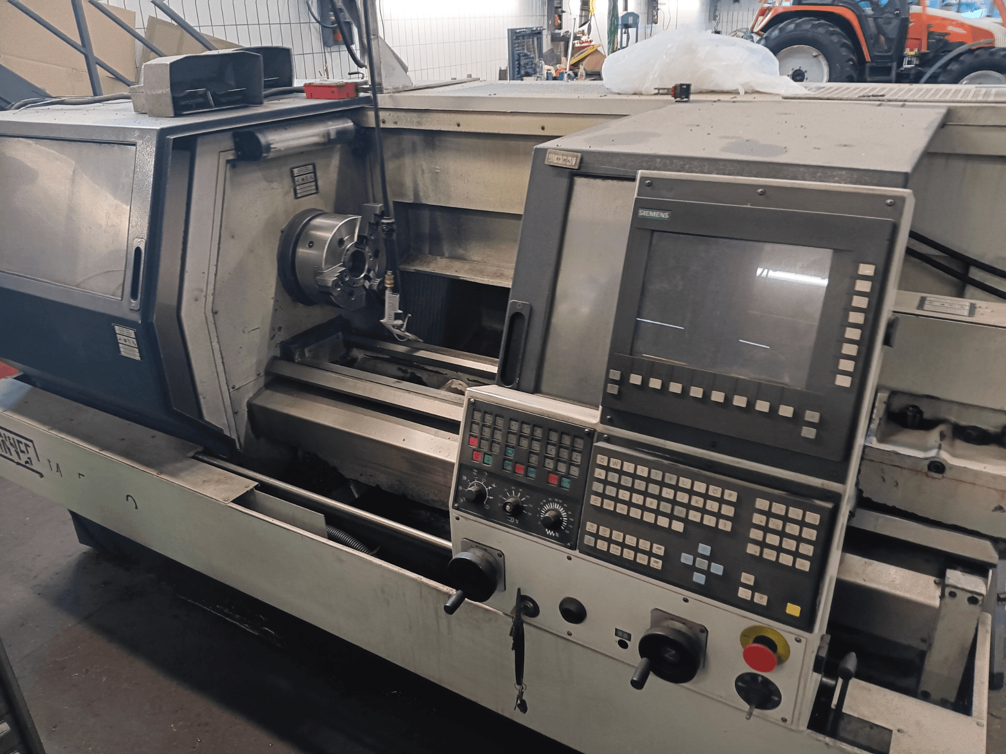 SPINNER MT 500/1000 AT Horizontal-Drehmaschine in der Vorderansicht, mit Bedienfeld und Schneidwerkzeug-Einrichtung.