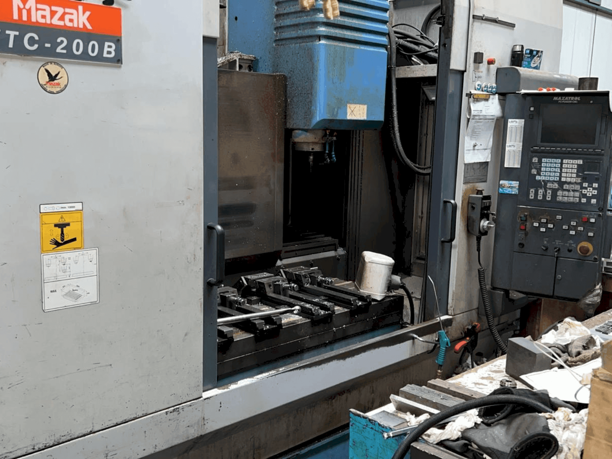 Frontansicht der Mazak VTC-B Maschine