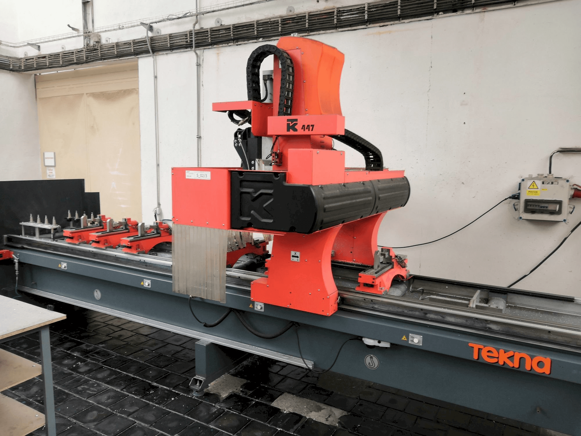 Frontansicht der Tekna TK447/4 Maschine