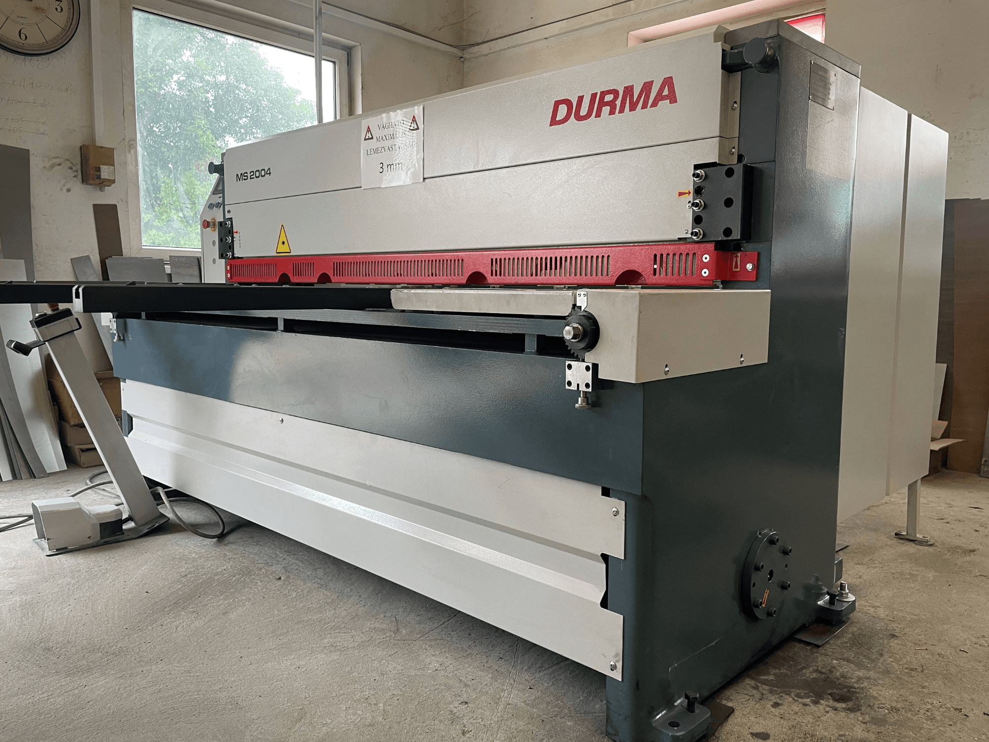 Durma MS2004 Blechschere, Vorderansicht, mit rotem Messer und verstellbarer Auflage, mit einer Leistung von 3 mm.