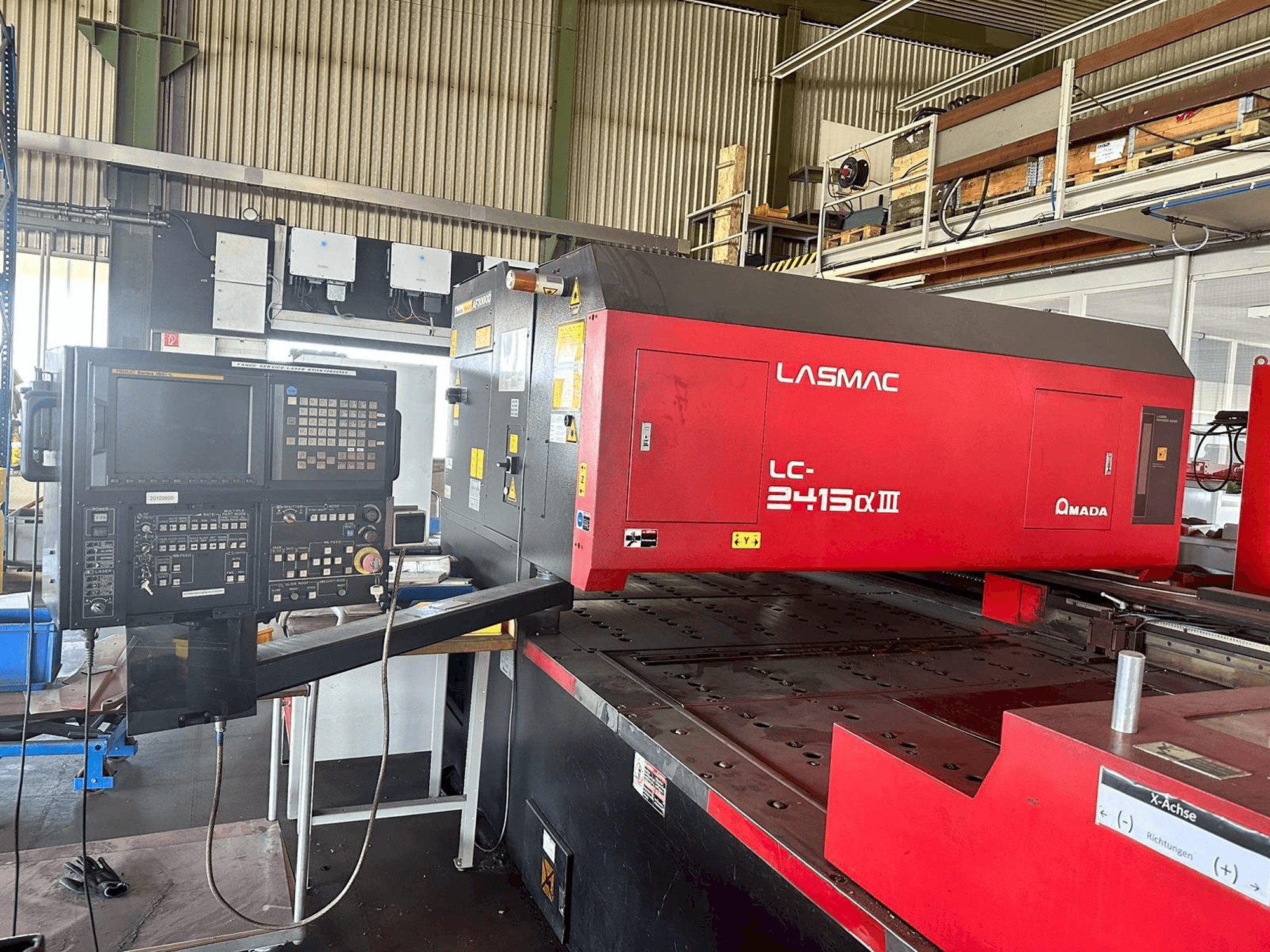 Frontansicht der AMADA LC2415 A3 Maschine