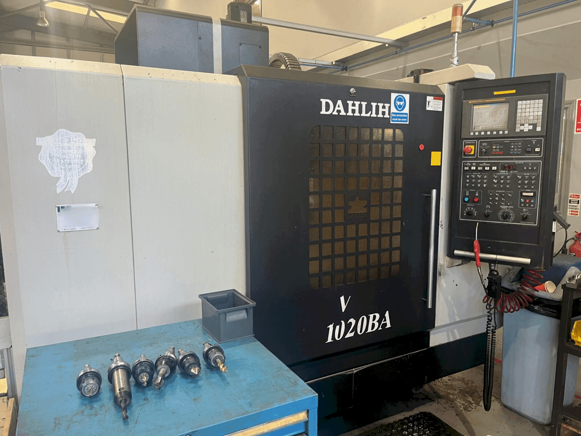 Frontansicht der DAH LIH DL-MCV1020BA Maschine