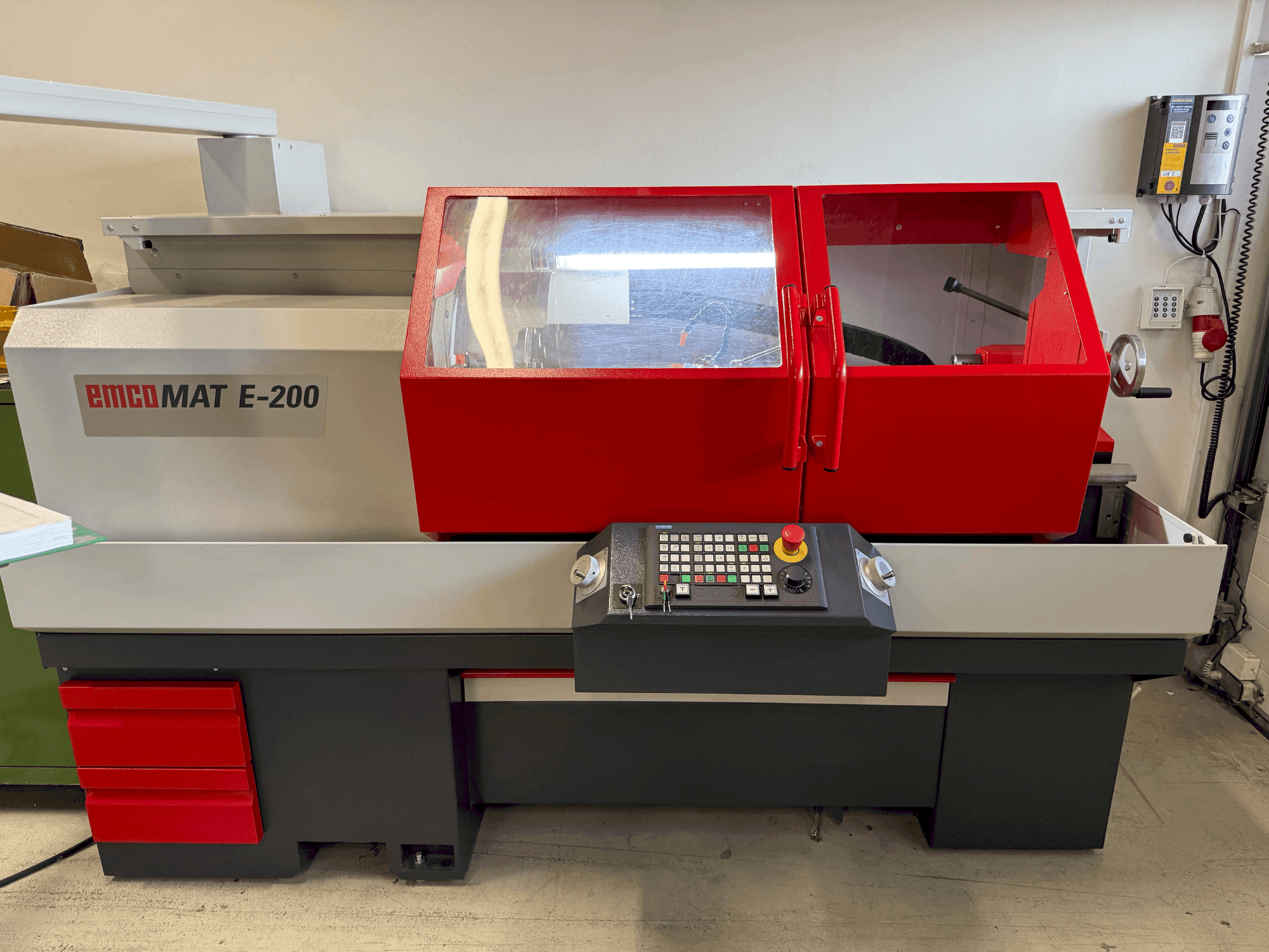 Frontansicht der EMCO Emcomat E-200 Maschine