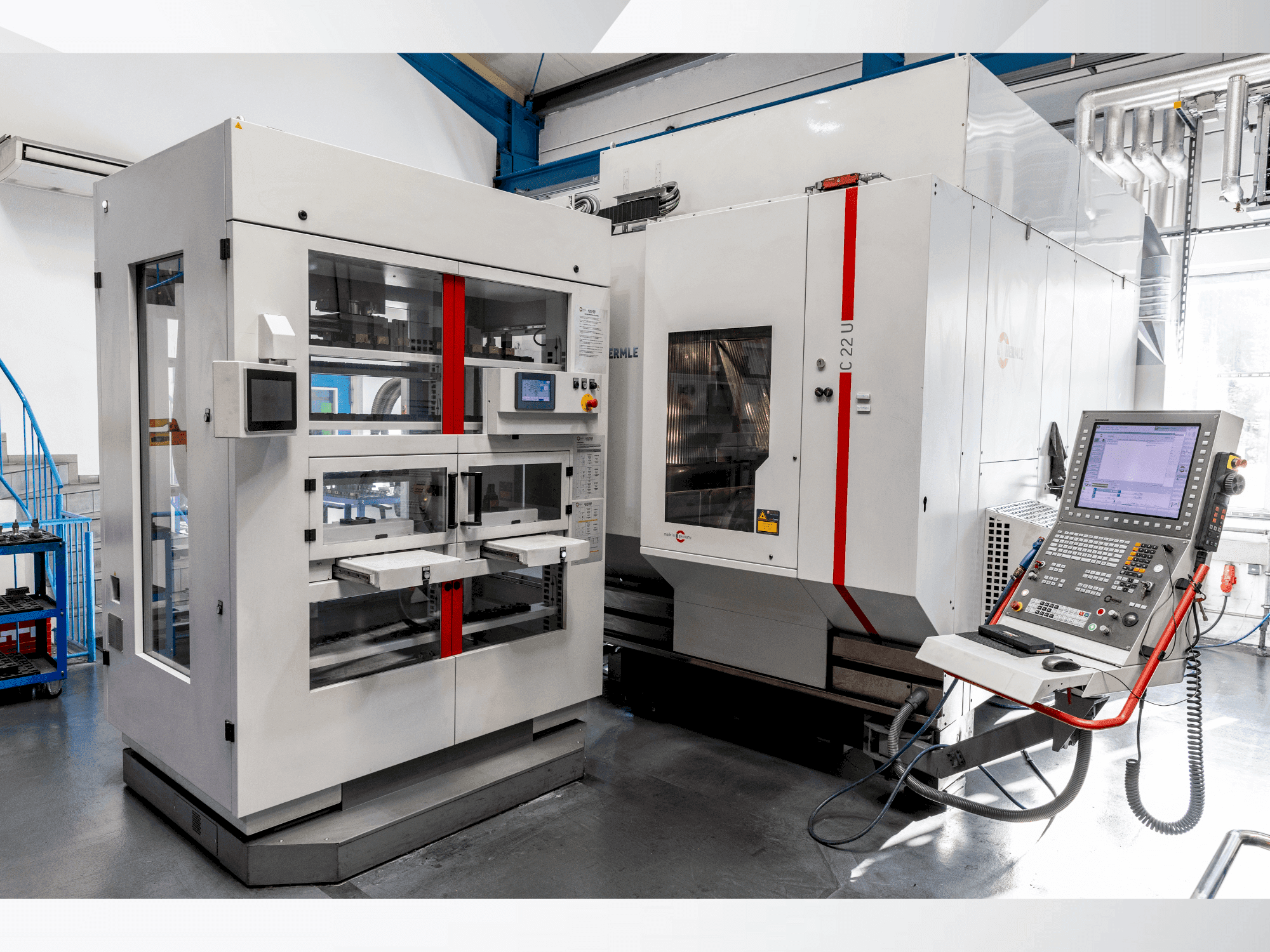 Frontansicht der HERMLE C22 with handling system IH30 Maschine