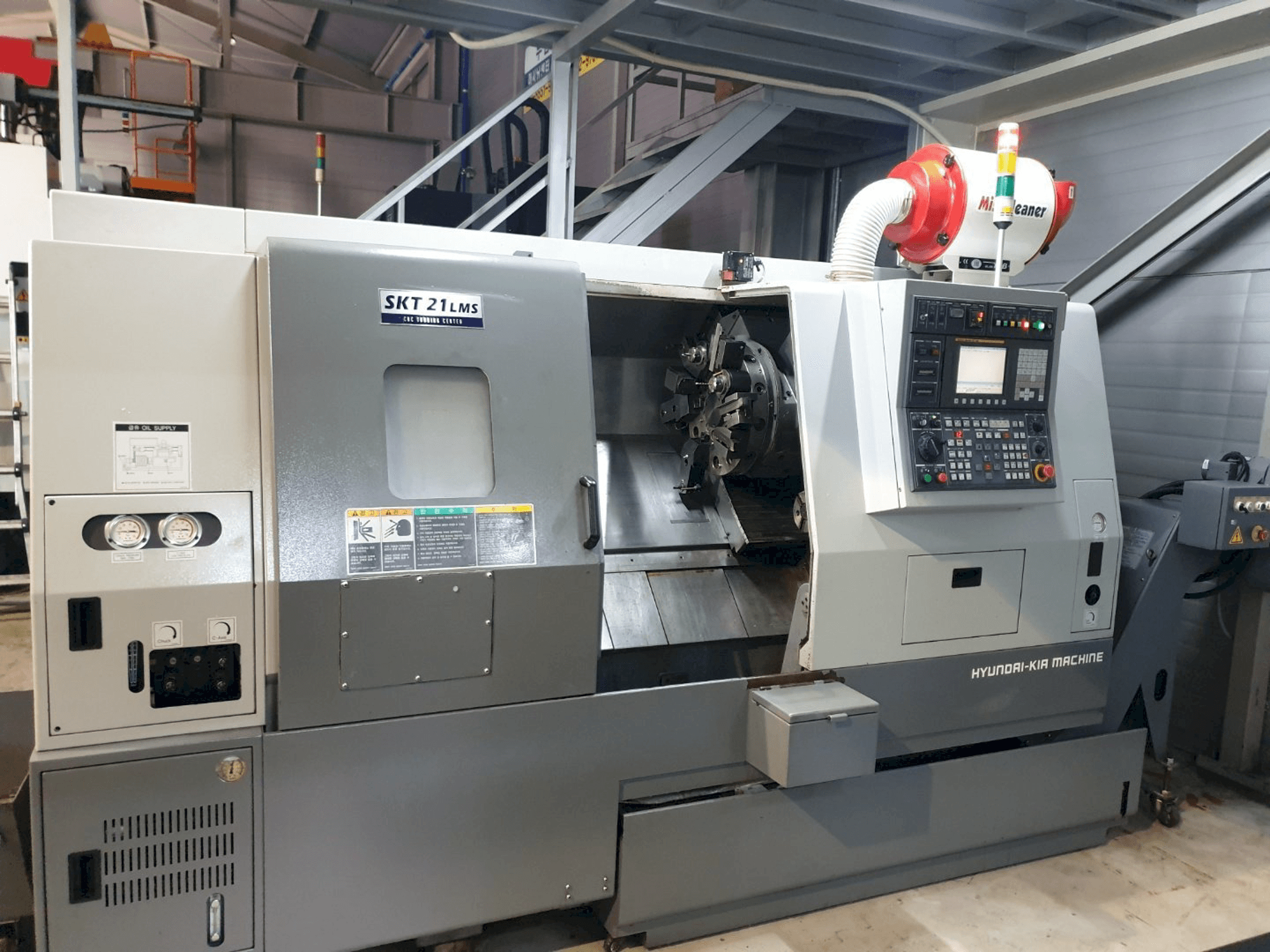 Frontansicht der Hyundai Wia SKT21LMS Maschine