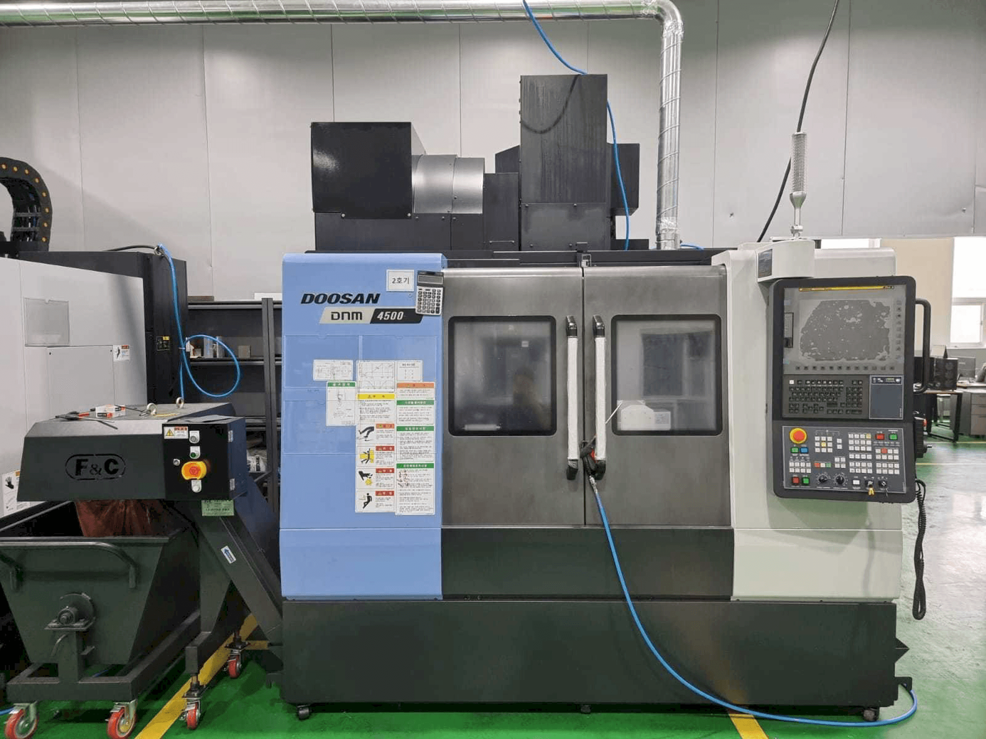 Frontansicht der Doosan DNM 4500 Maschine