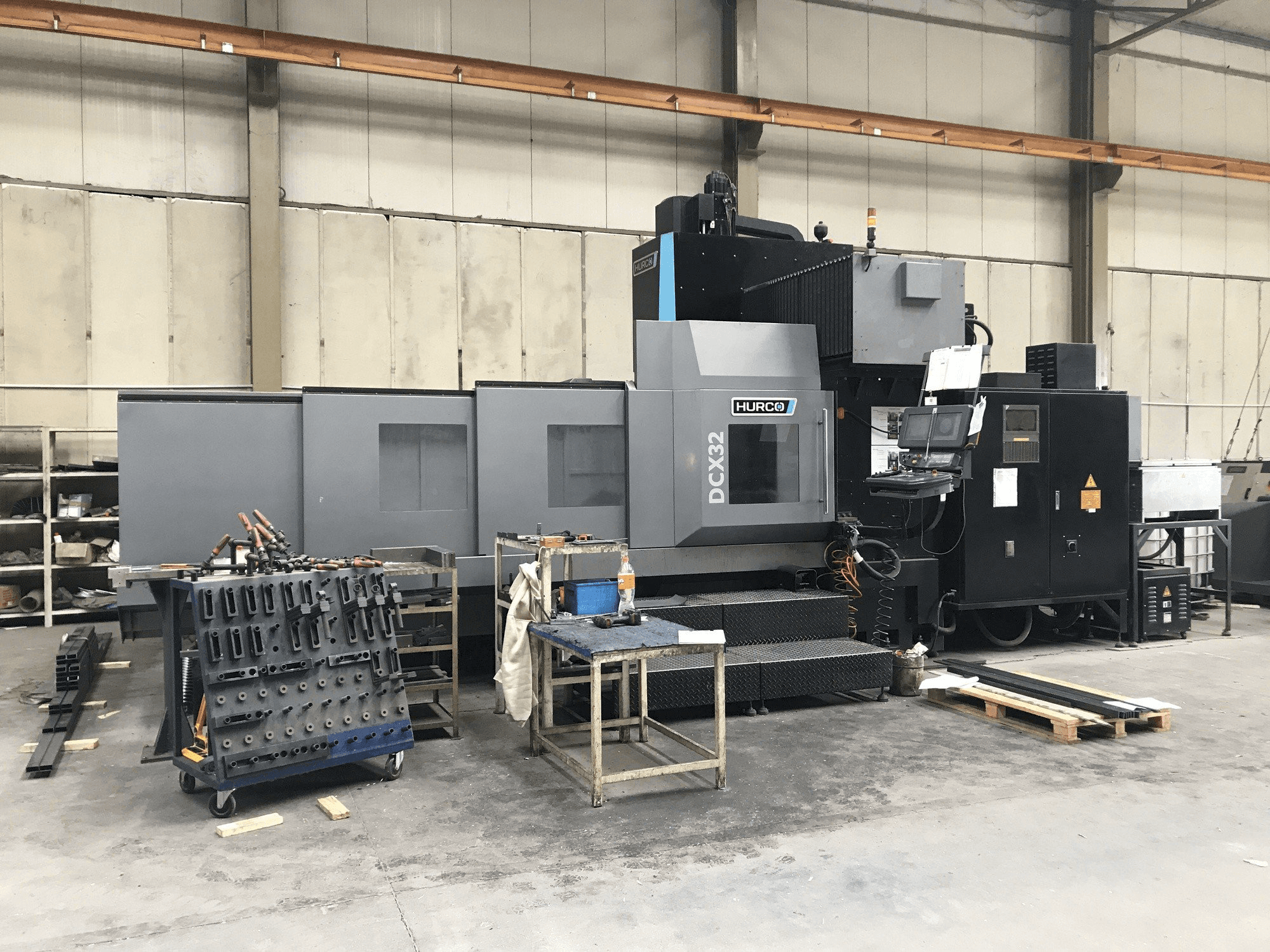 Frontansicht der Hurco DCX32/50T Maschine
