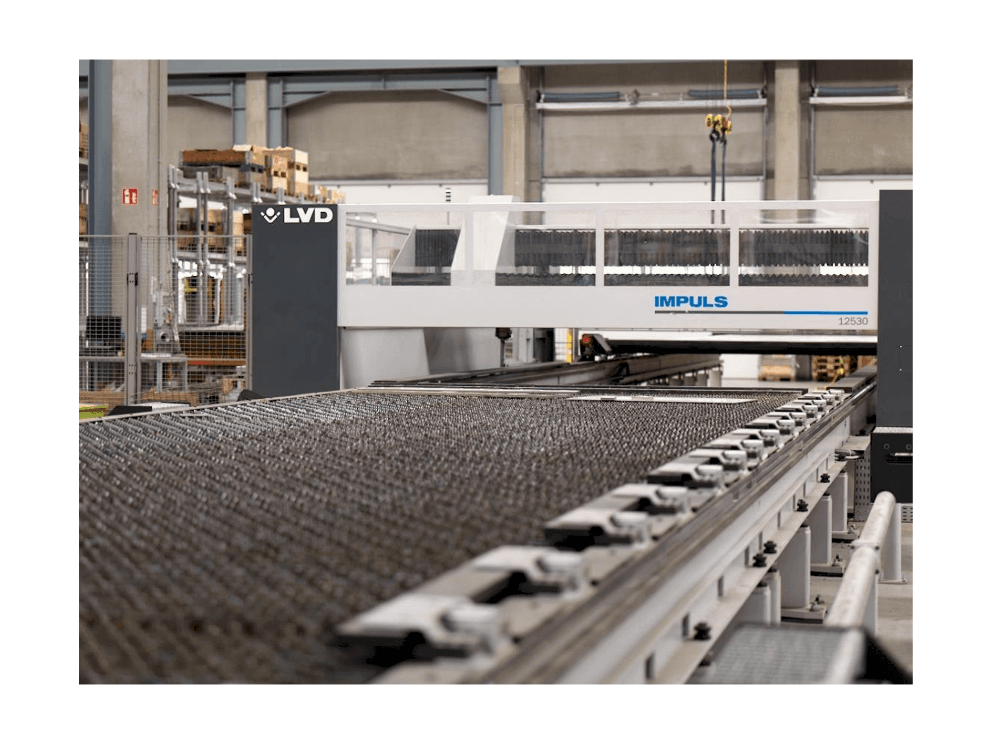 Frontansicht der LVD Impuls 12530 Maschine