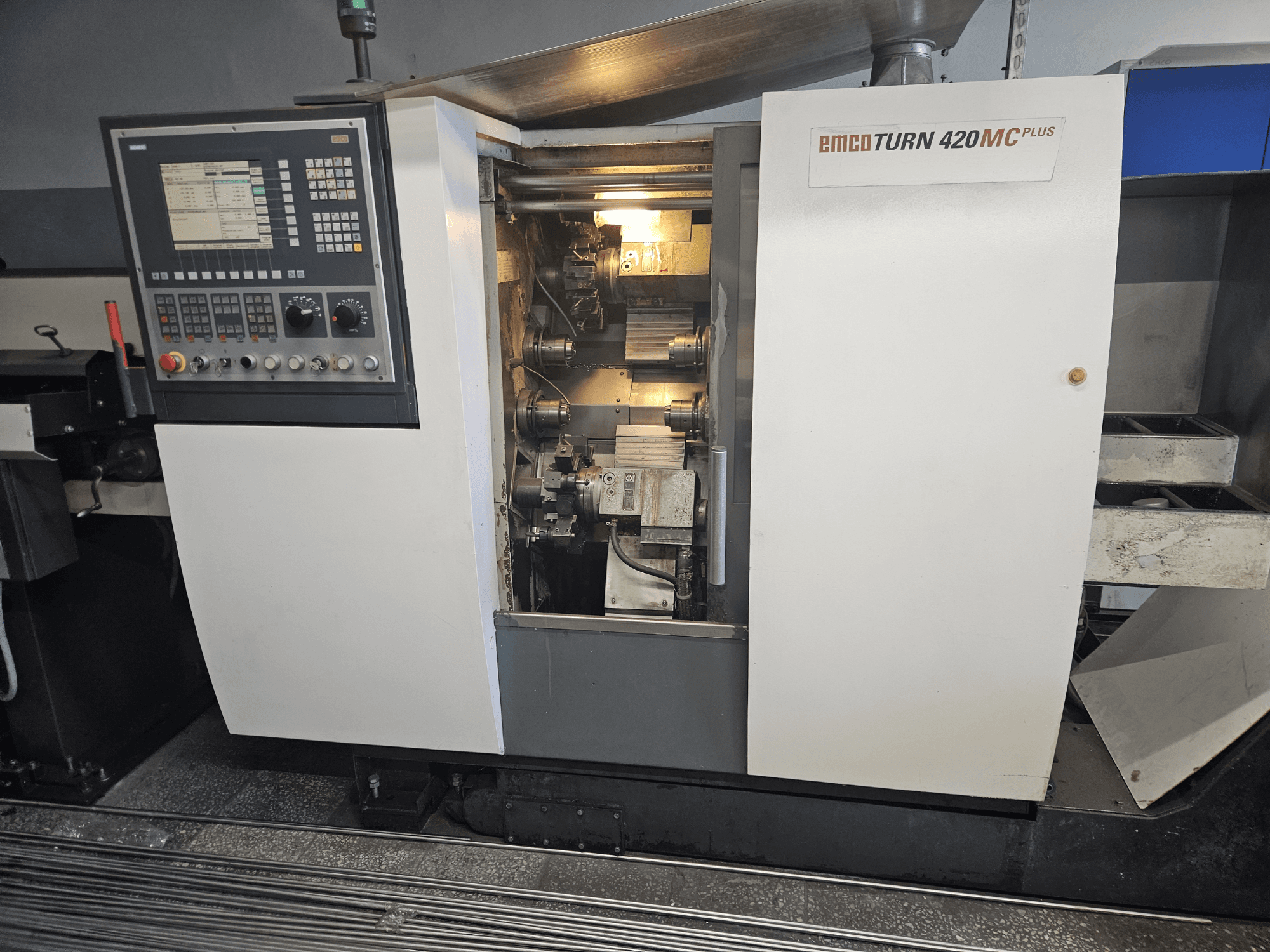 EMCO TURN 420 MC Plus Mehrspindelmaschine, Vorderansicht mit Bedienfeld und internen Komponenten.