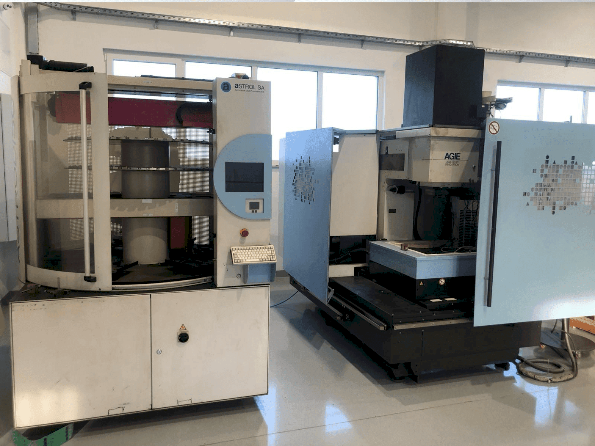 Frontansicht der AGIE AGIETRON Innovation 2 Maschine