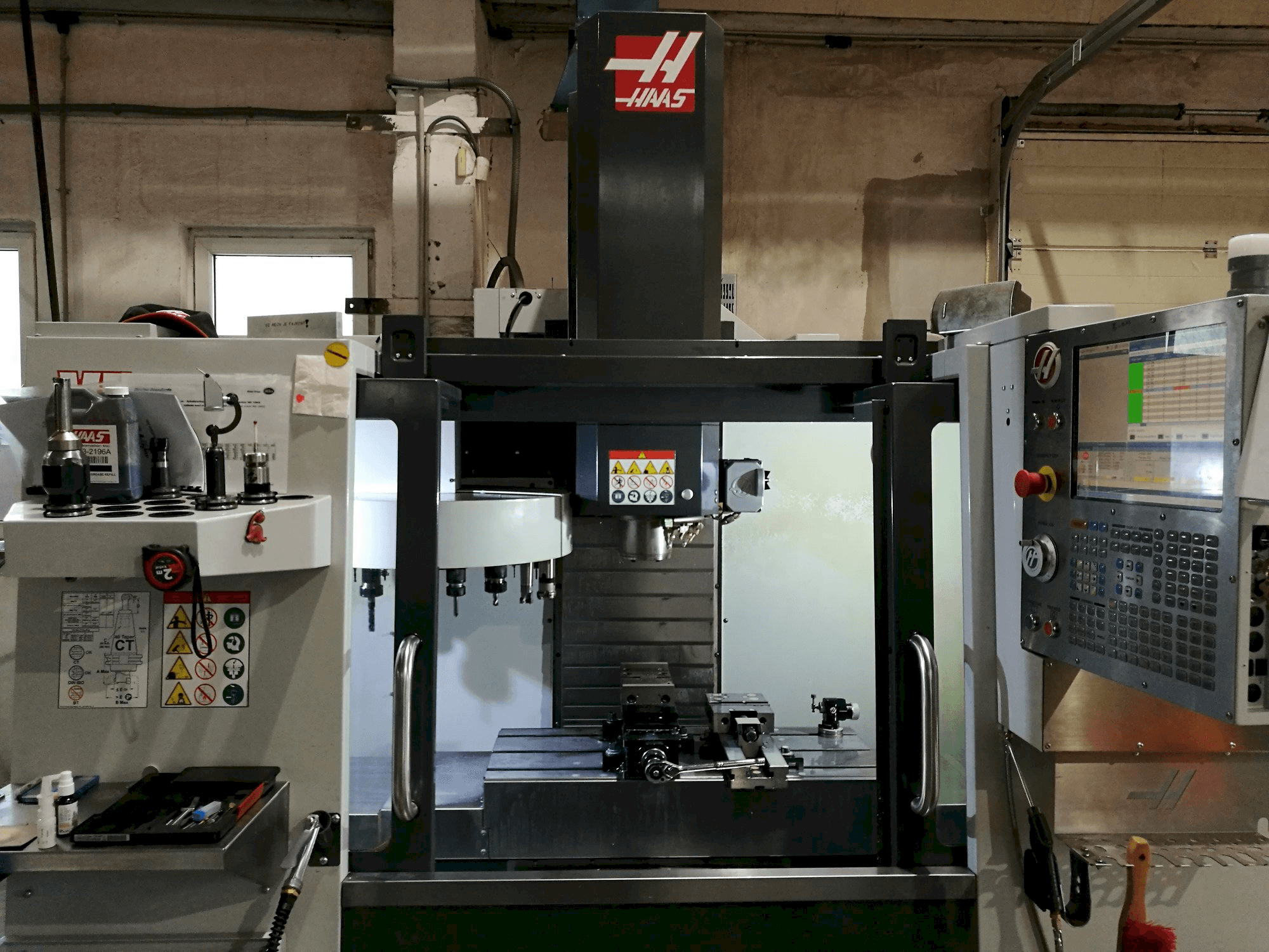 Frontansicht der HAAS VF-2 Maschine